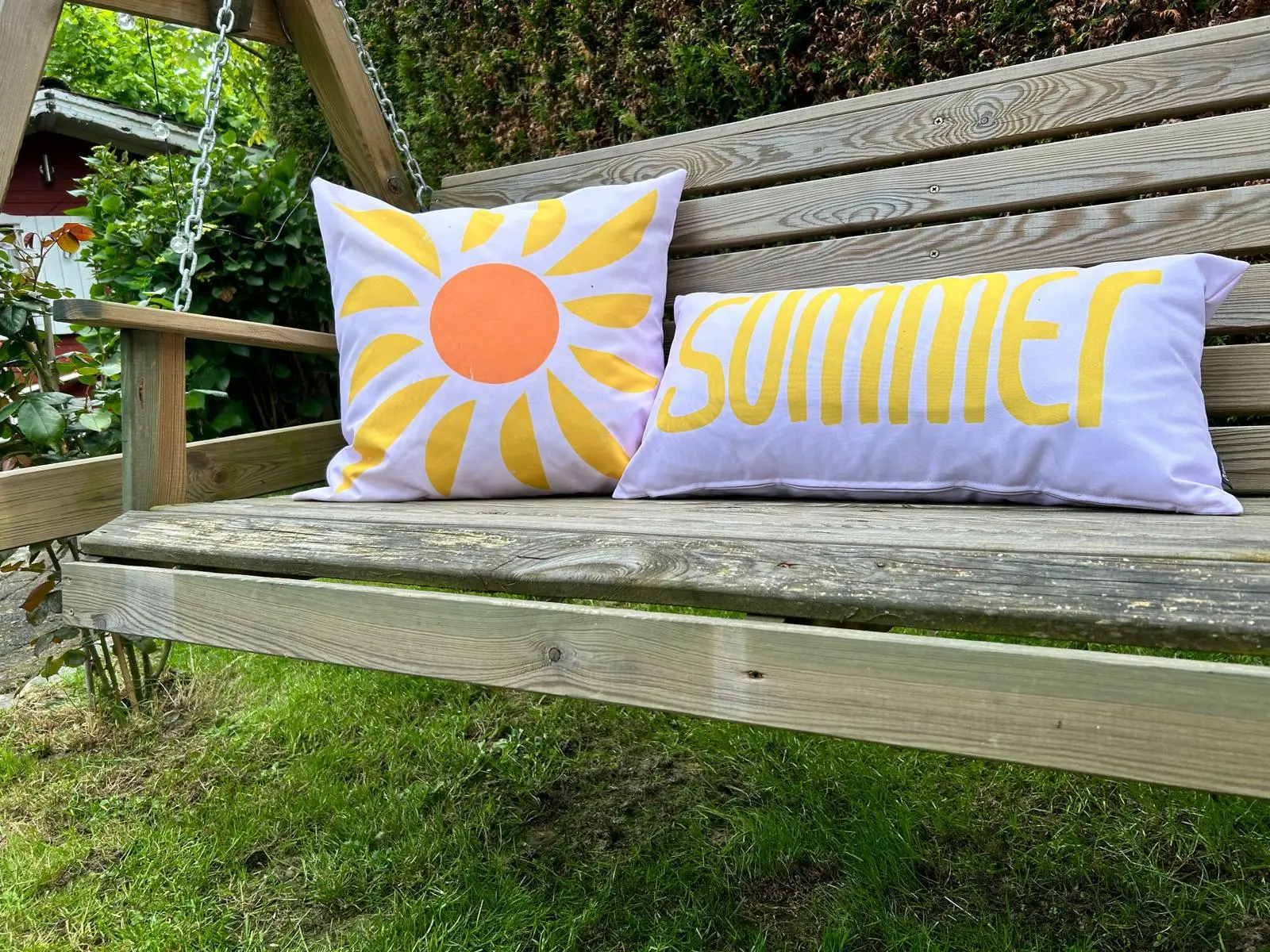 Kissen in leuchtenden Sommerfarben