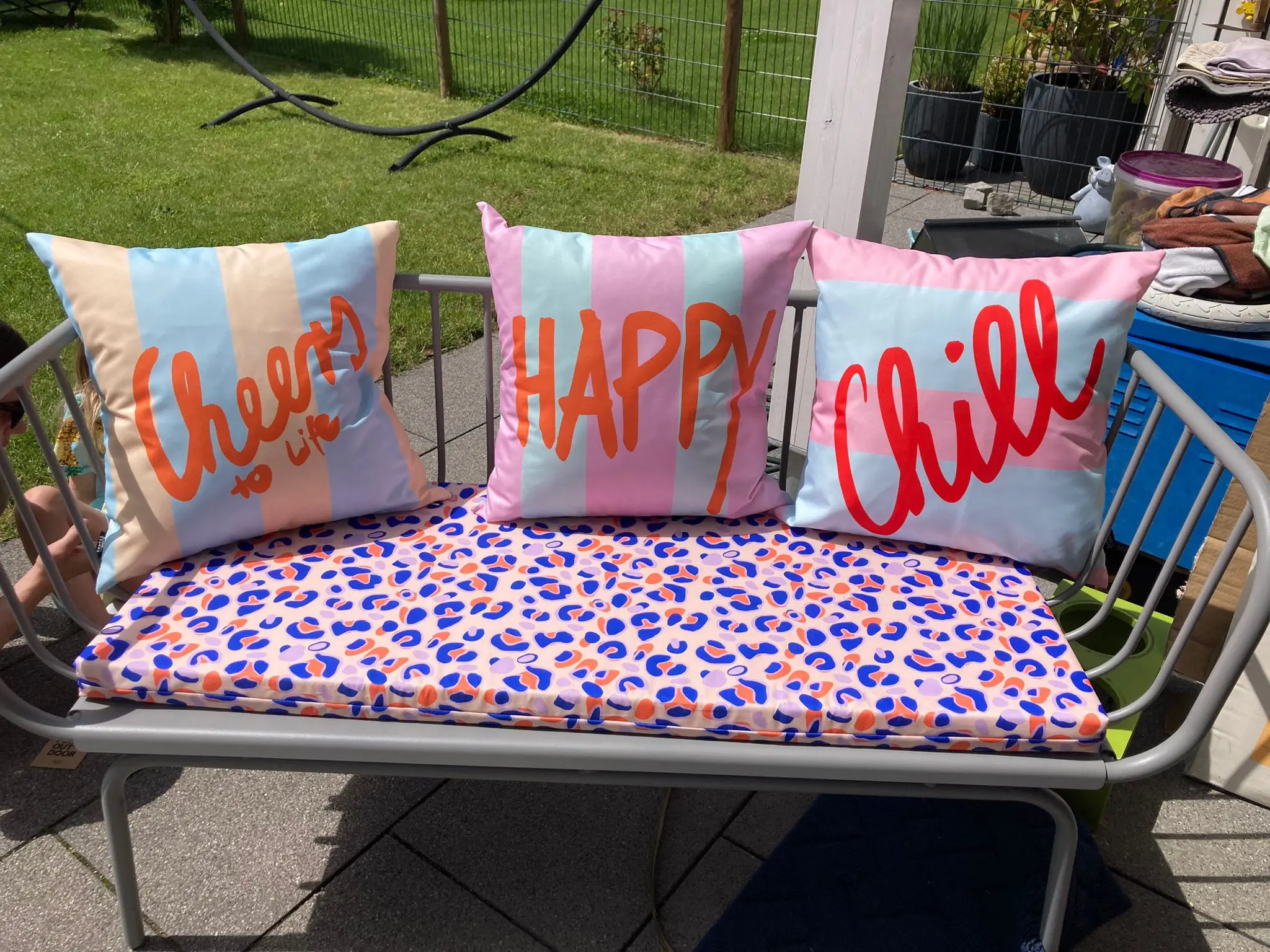 Wohlfühlen mit bunten Sommer-Kissen