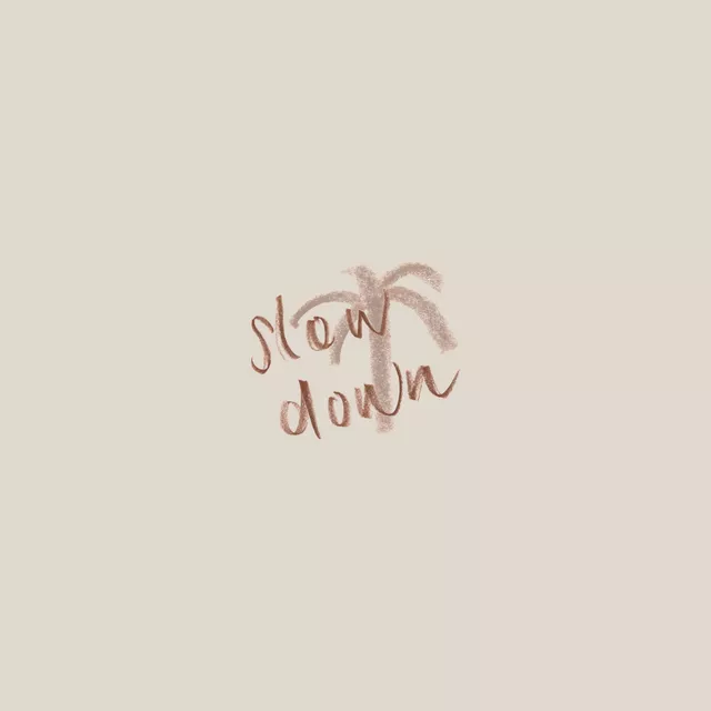 Kissen Slow Down Ethno Spruch braun
