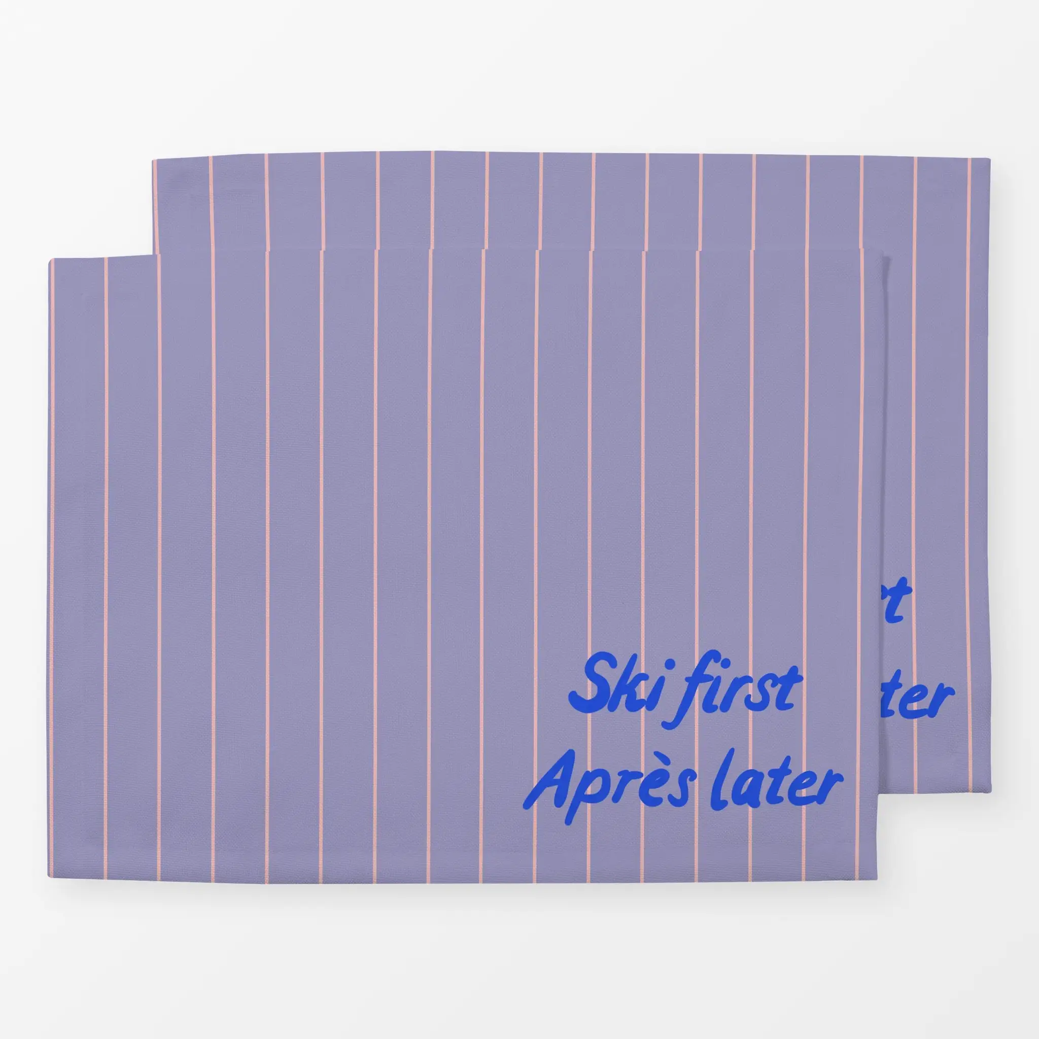 Tischset Ski First Aprés Later Streifen - Sprüche & Schriftzüge, Winter - von „Sophie Augustin Illustration"; Streifen, Ski,...