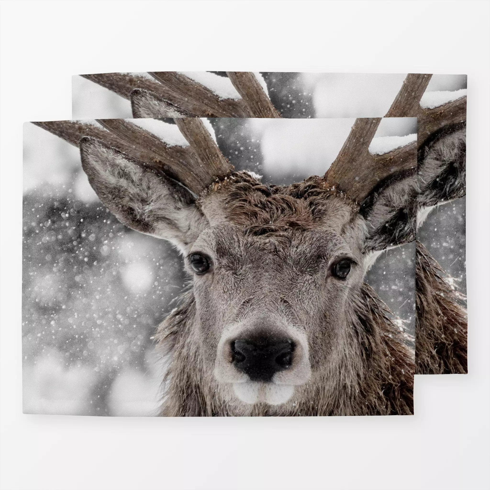 Tischset Hirsch im Schnee - Tiere, Weihnachten, Winter - von „Monika Strigel"; Berge, Schneeflocken, Tannenbaum, Winter, Hir...