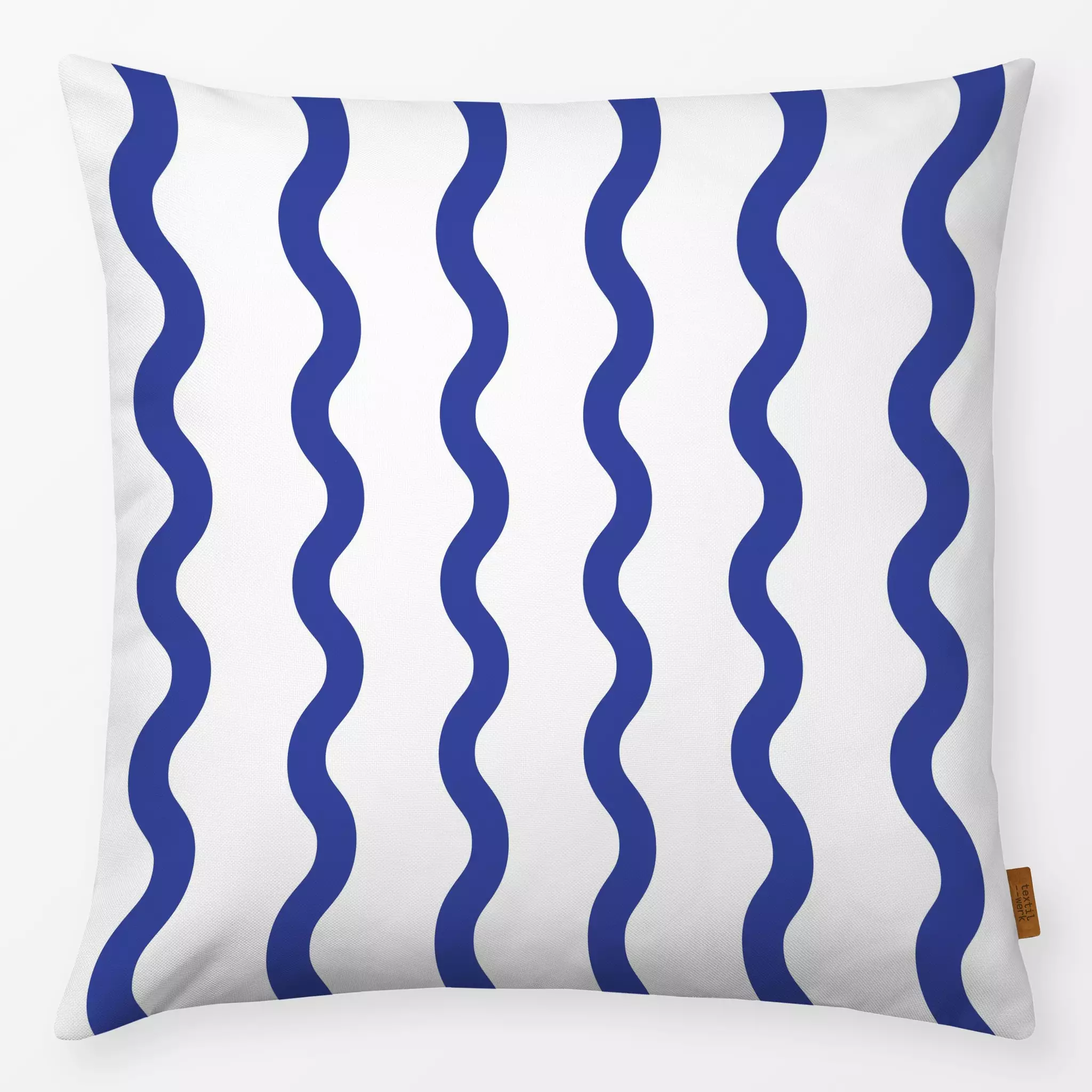 Kissen Wellenlinien blau-weiß - Sommer, Symbole & Muster - von „moDeern Design Studio"; Sommer, Welle, wellenmuster
