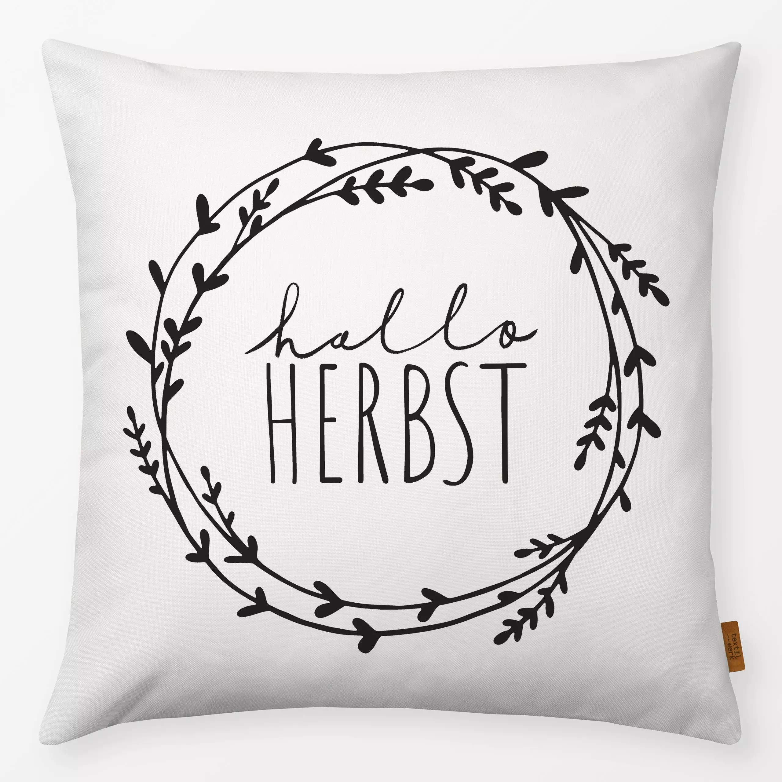 Kissen Hallo Herbst Kranz - Herbst, Sprüche & Schriftzüge - von „Studio Kesse"; text, typografie, Herbst, kranz, spruch, sch...