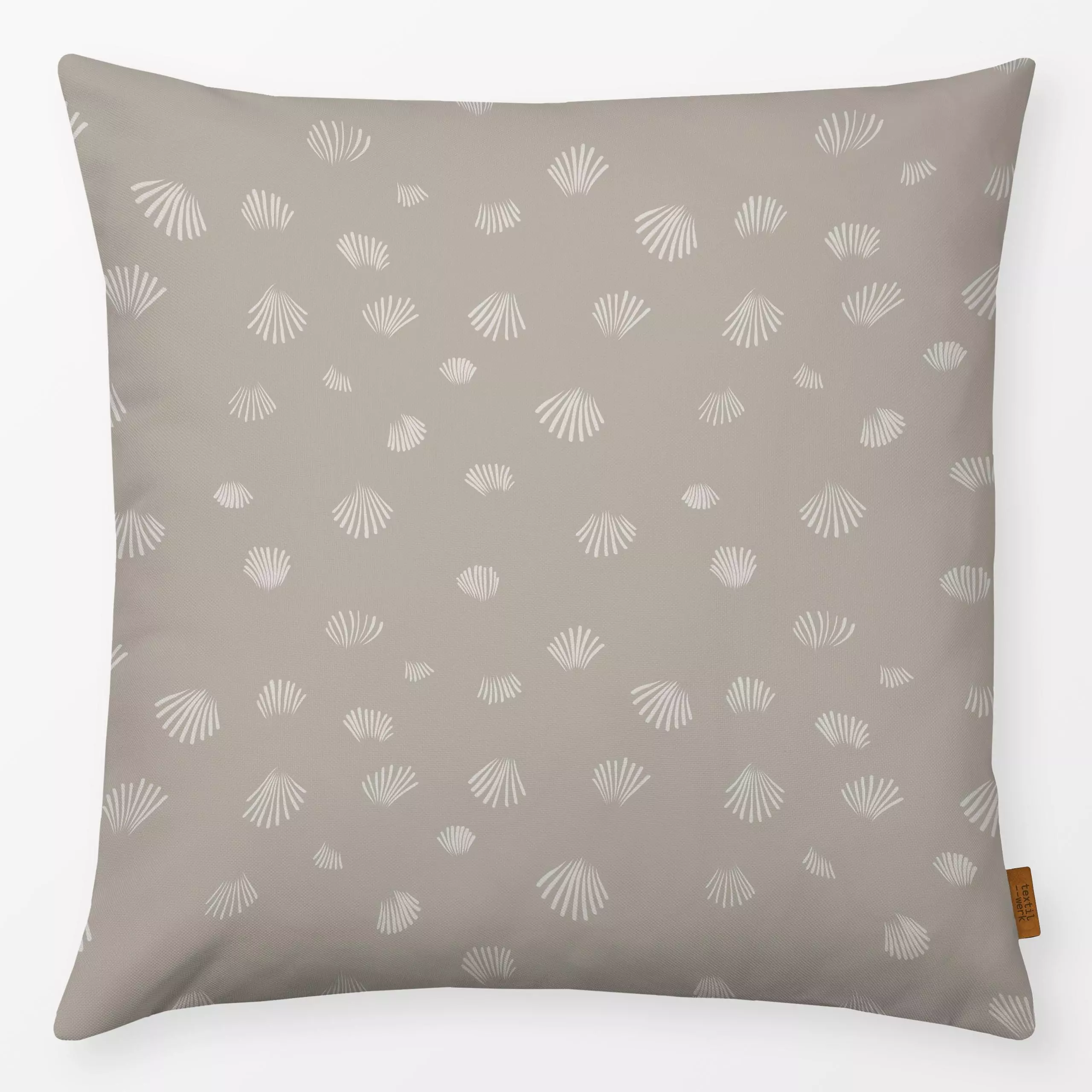 Kissen Muschel Spuren Beige Dunkel - Natur & Landschaft, Sommer, Symbole & Muster - von „textilwerk x hejmelig"; beige, Musc...
