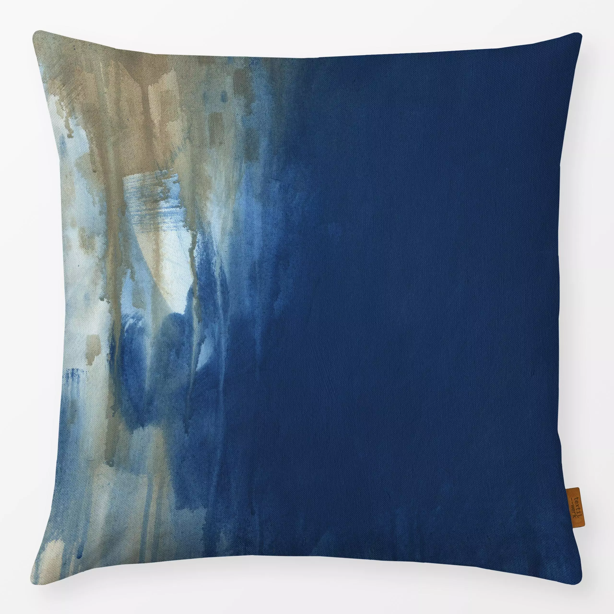 Kissen Painterly Perfection Blau 2 - Symbole & Muster - von „Primus Pattern"; Wasserfarben, Aquarell, Pinsel, Struktur, abst...