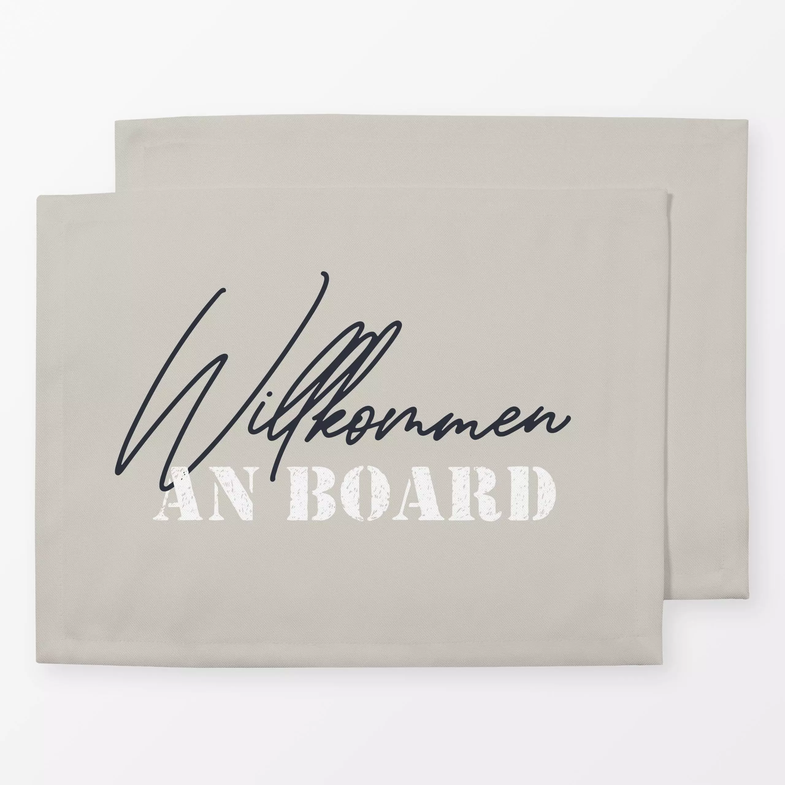 Tischset Willkommen an Board Beige - Sprüche & Schriftzüge, Anlässe - von „Katrin Graff“; Sand, maritim, Segelboot, Letterin...