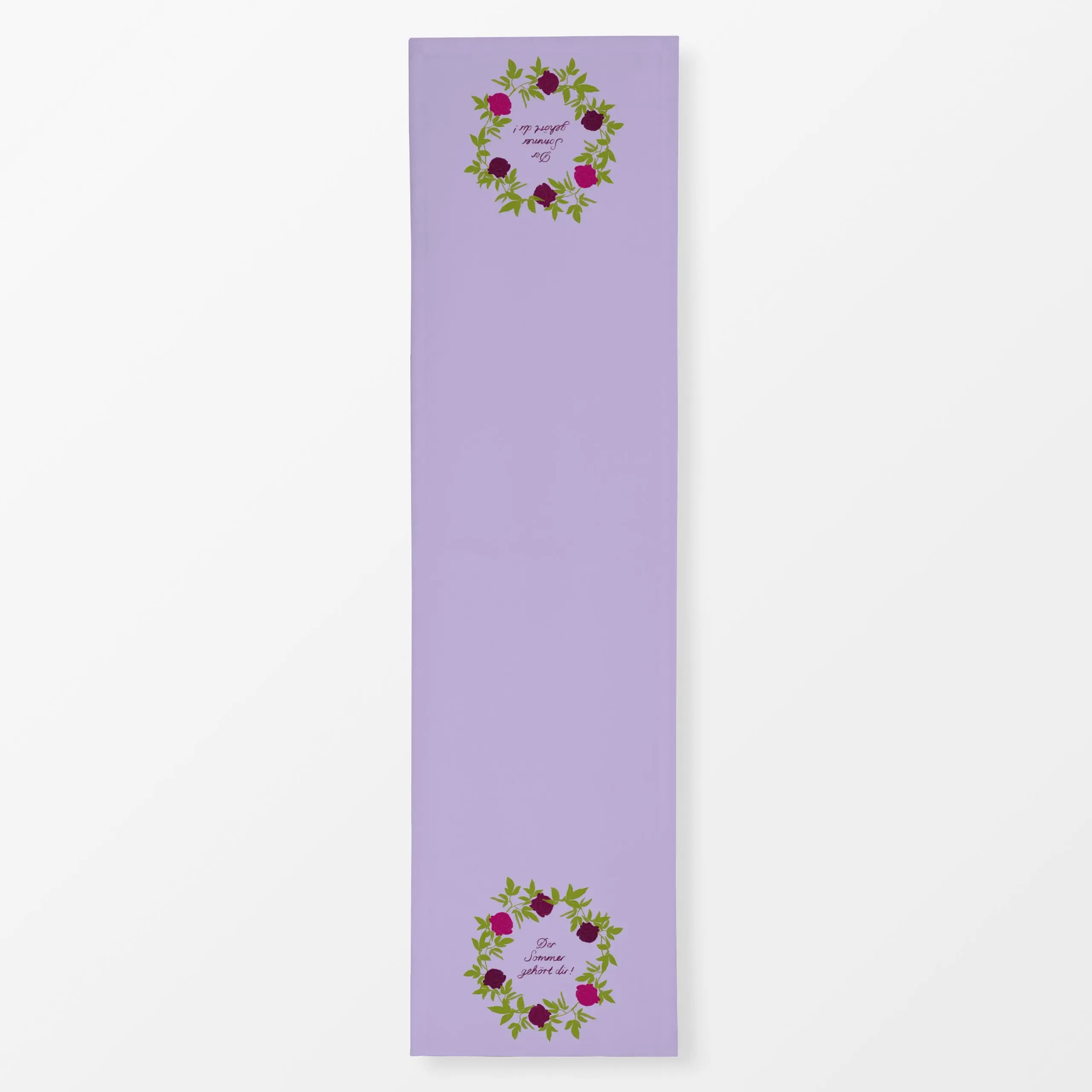 Tischläufer Rosenkranz Typo Lila - Sommer, Sprüche & Schriftzüge - von „Sophie Augustin Illustration"; Blumen, Rosen, Sommer...