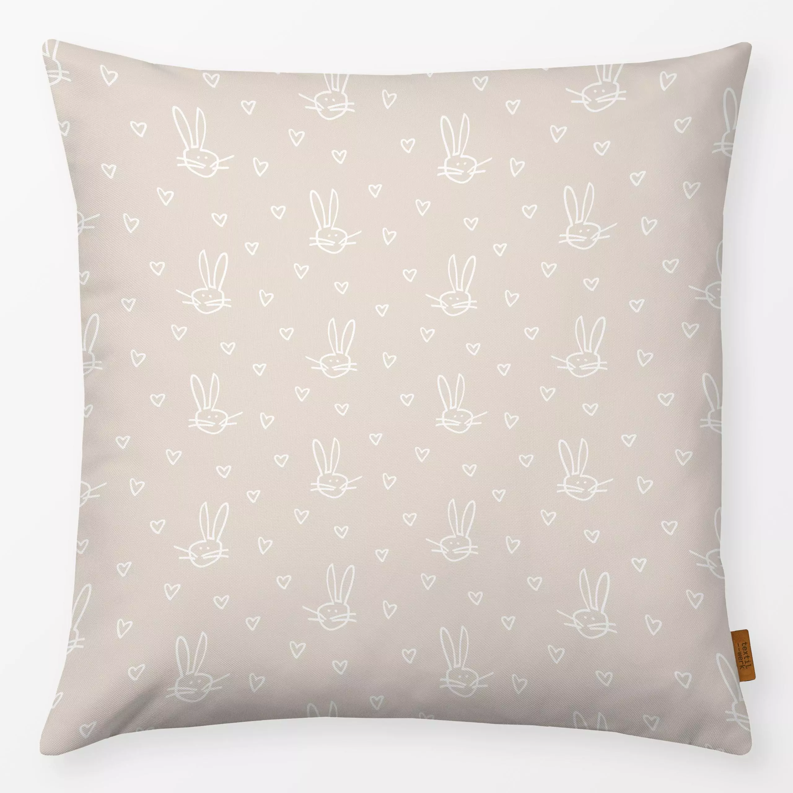 Kissen Osterhase mit Herz 3 - Frühling, Tiere - von „Primus Pattern"; minimal, Sand, Hase, Herzen, Ostern, Osterhase, Herz, ...