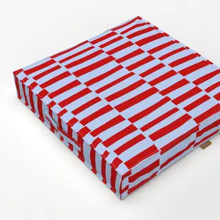 Bodenkissen Rote Streifen auf Himmelblau