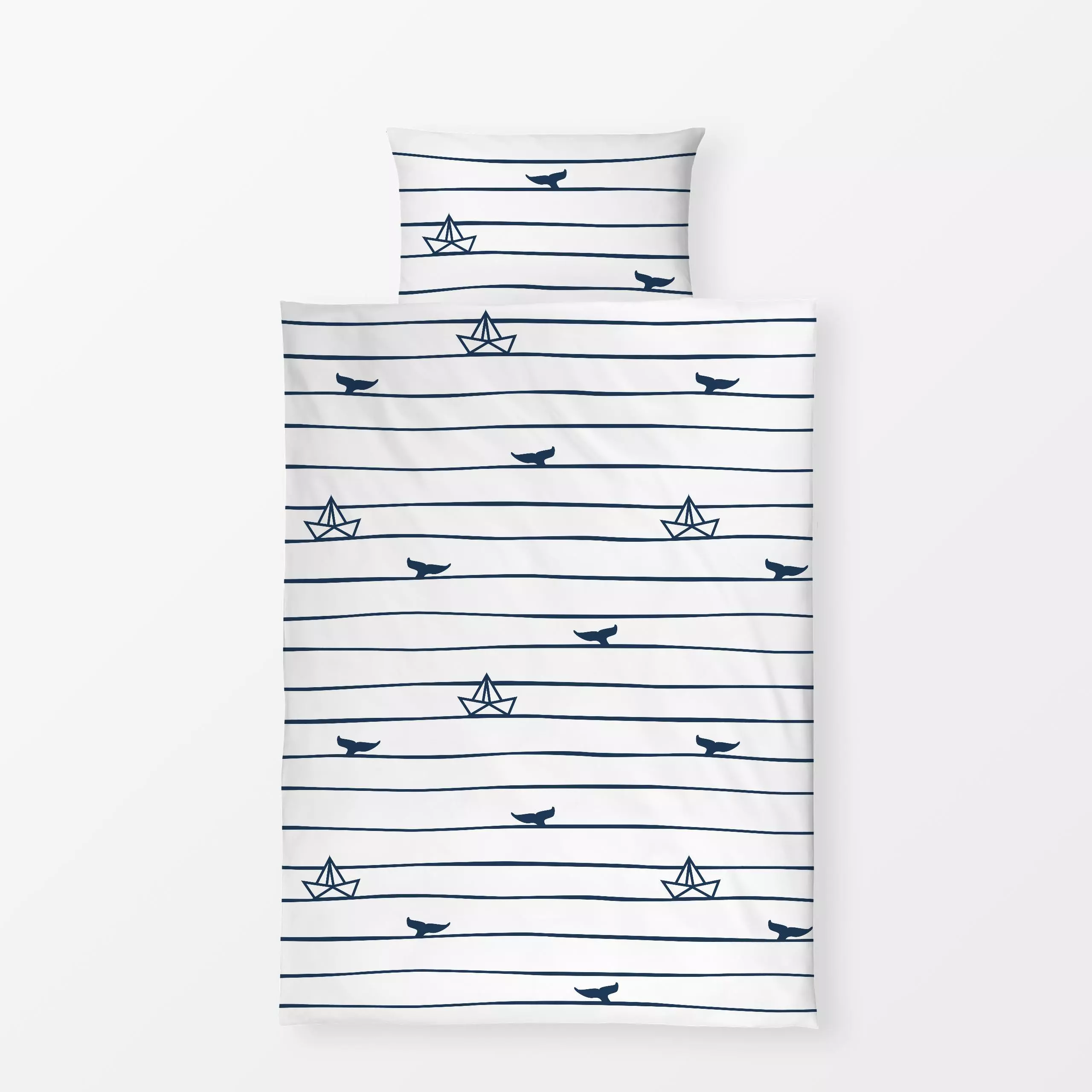 Bettwäsche Fluke & Papierboot - Kinderzimmer & Motive für Kinder, Sommer - von „Katrin Graff"; Wasser, Streifen, Meer, Wal, ...