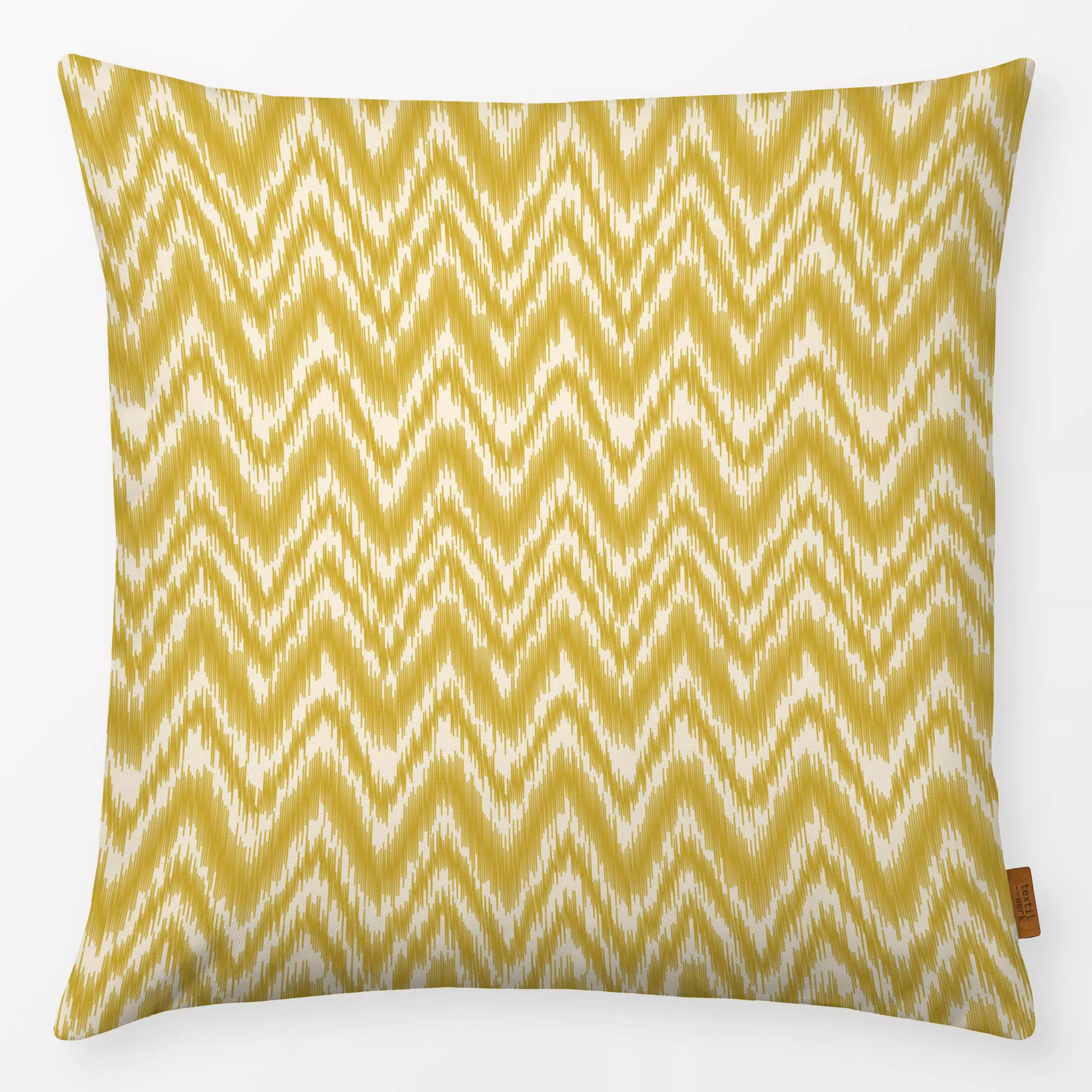 Kissen Ikat Gelb - Symbole & Muster - von „DEINKI Studio"; abstrakt, Geometrisch, gelb, Zickzack, senfgelb, Chevron, ikat