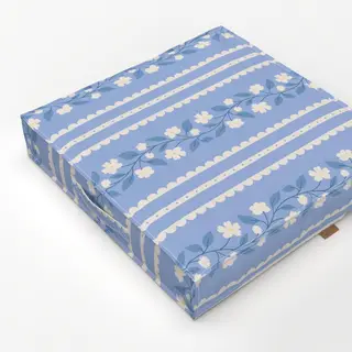 Bodenkissen Blumen und Spitze Blau Weiss