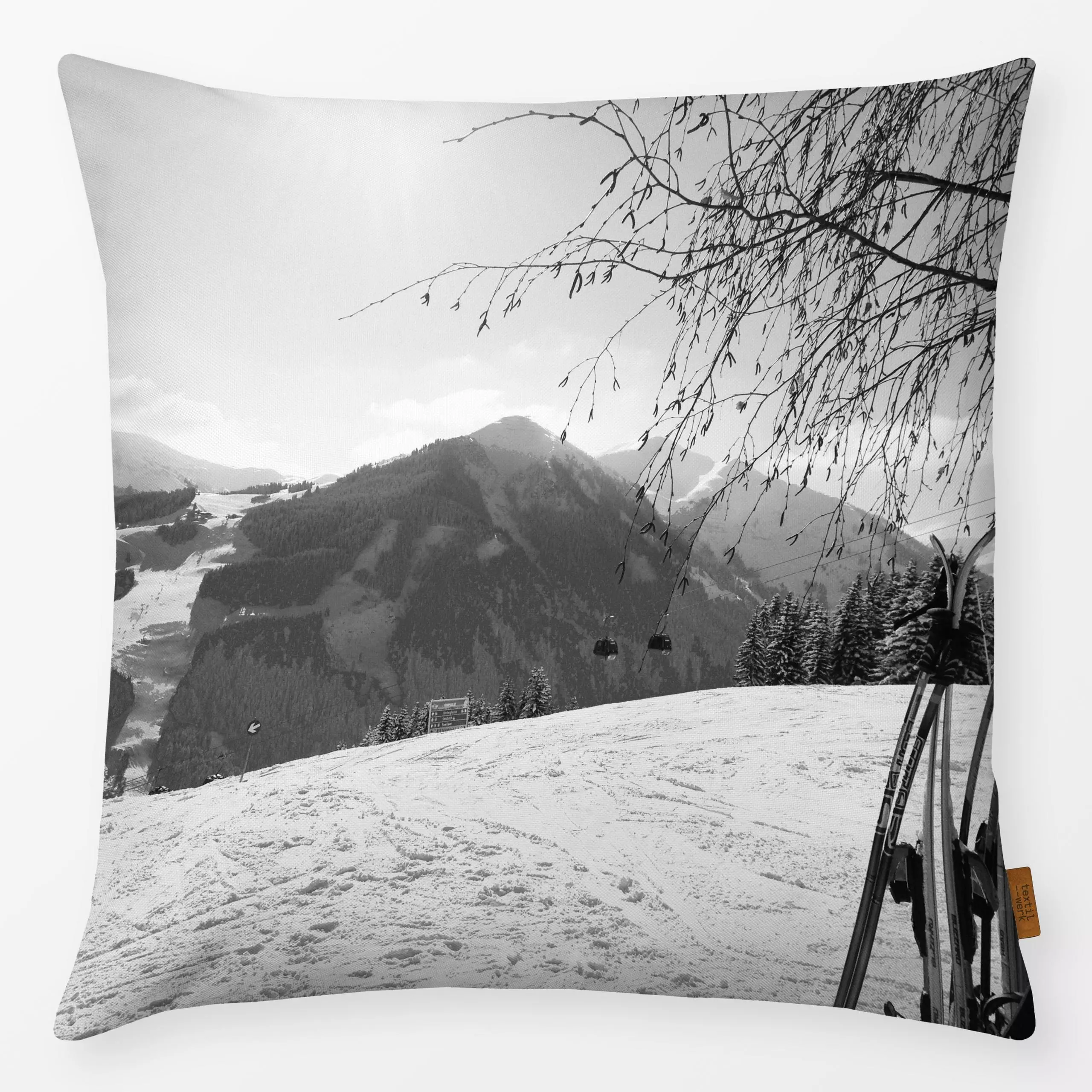 Kissen Bergblick 2 schwarz-weiß - Natur & Landschaft, Winter - von „Alisa Knöß"; Berge, Ski, Schnee, weihnachtlich, winterde...