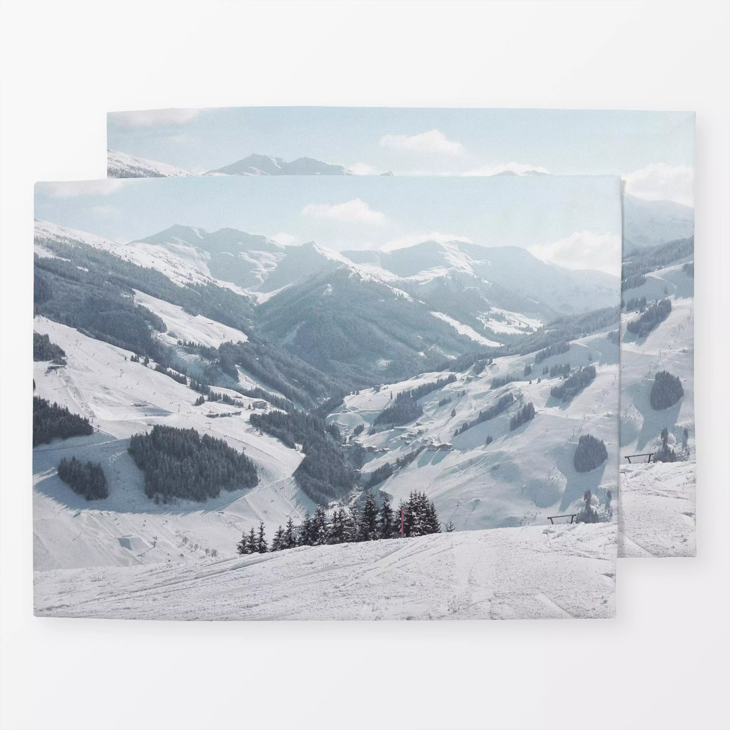 Tischset Bergblick - Natur & Landschaft, Weihnachten, Winter - von „Alisa Knöß"; Berge, Tannenbaum, Ski, Weihnachten, Winter...