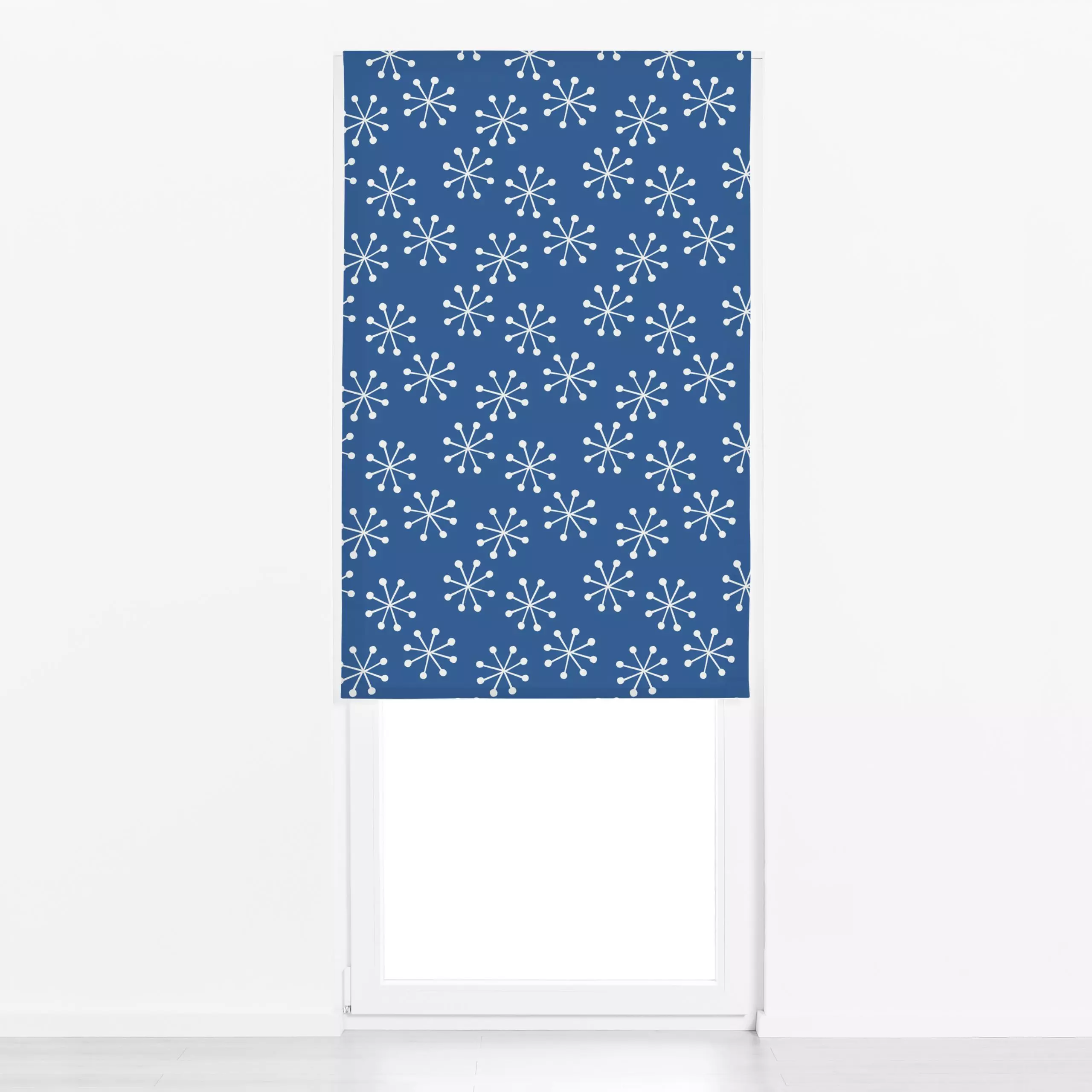 Raffrollo Schneeflocken auf Blau - Weihnachten, Winter - von „Kerstin Ax"; Muster, skandinavisch, Schneeflocken, Sterne, Wei...