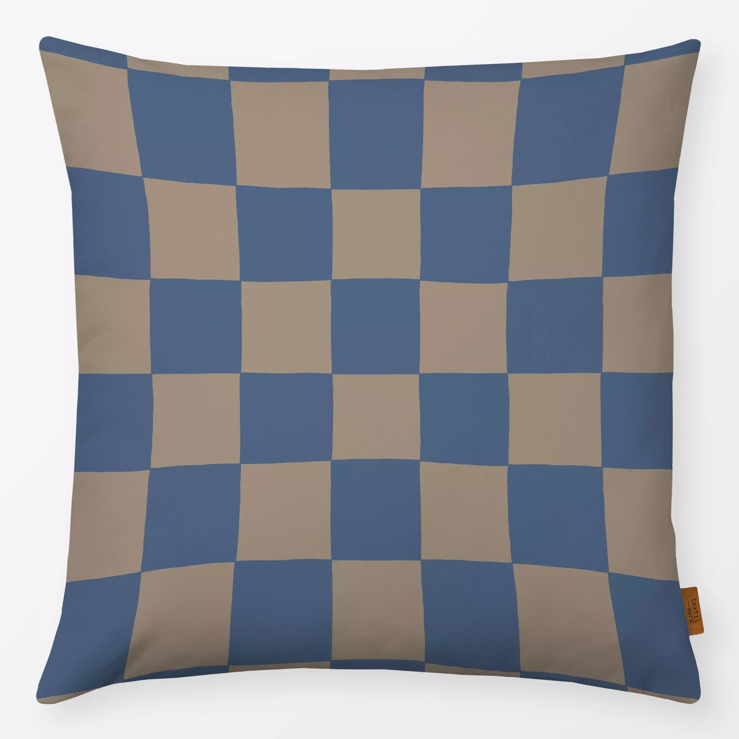 Kissen Schachbrett Blau Braun - Symbole & Muster - von „Studio Kesse“; minimal, Linien, Hygge, Karo, landhaus, Herbstdeko, k...