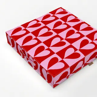 Bodenkissen Schachbrett Herzen