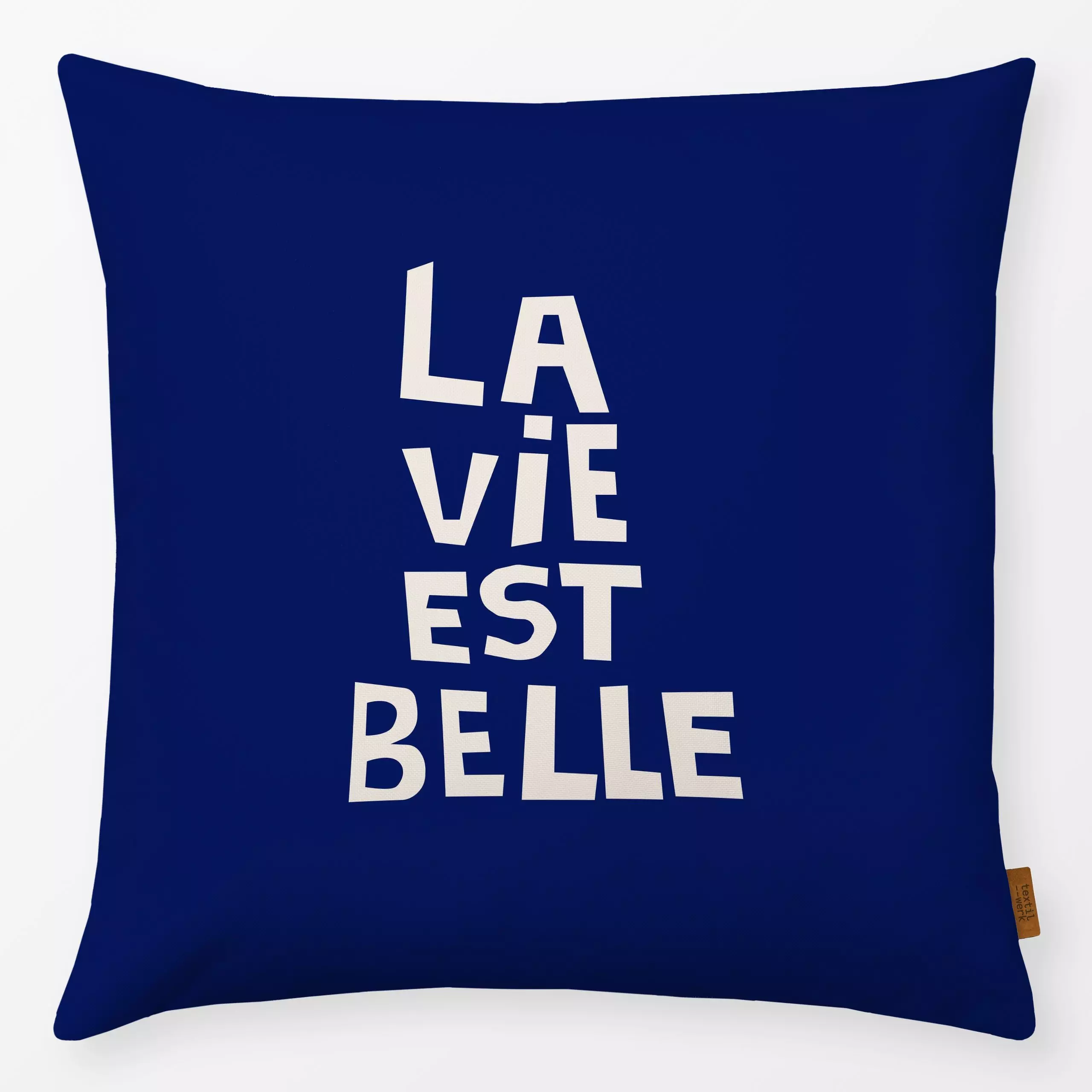 Kissen Jardin La Vie sombre - Sommer, Sprüche & Schriftzüge - von „Jana Driver"; Sommer, blau, typografie, dunkelblau, janad...