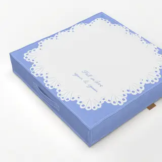Bodenkissen Spitzendeckchen Typo Blau