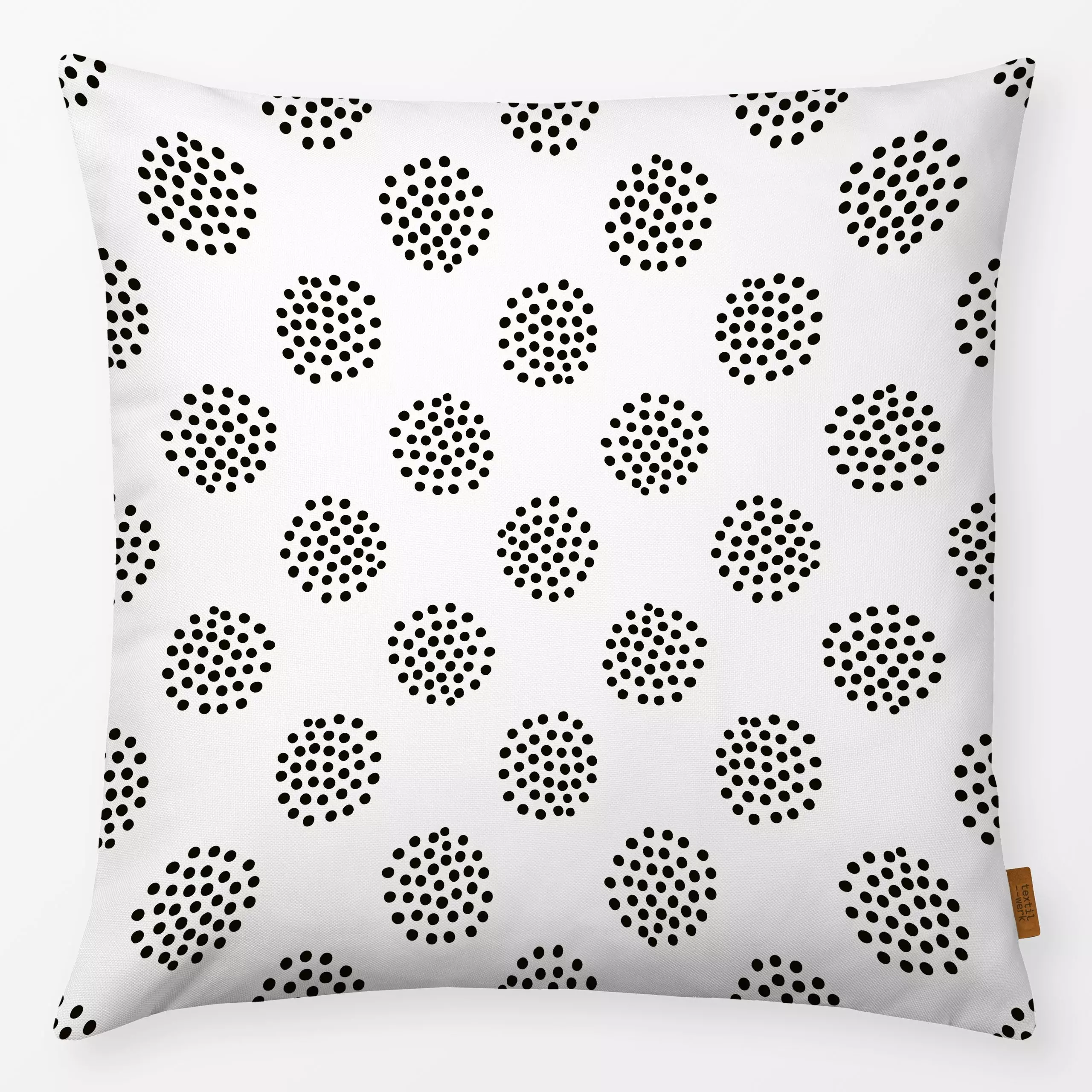 Kissen Dotty Dots schwarzweiß - Symbole & Muster - von „Kathrin Woo"; Punkte, Hygge, Dots, landhaus, gepunktet, blackandwhit...