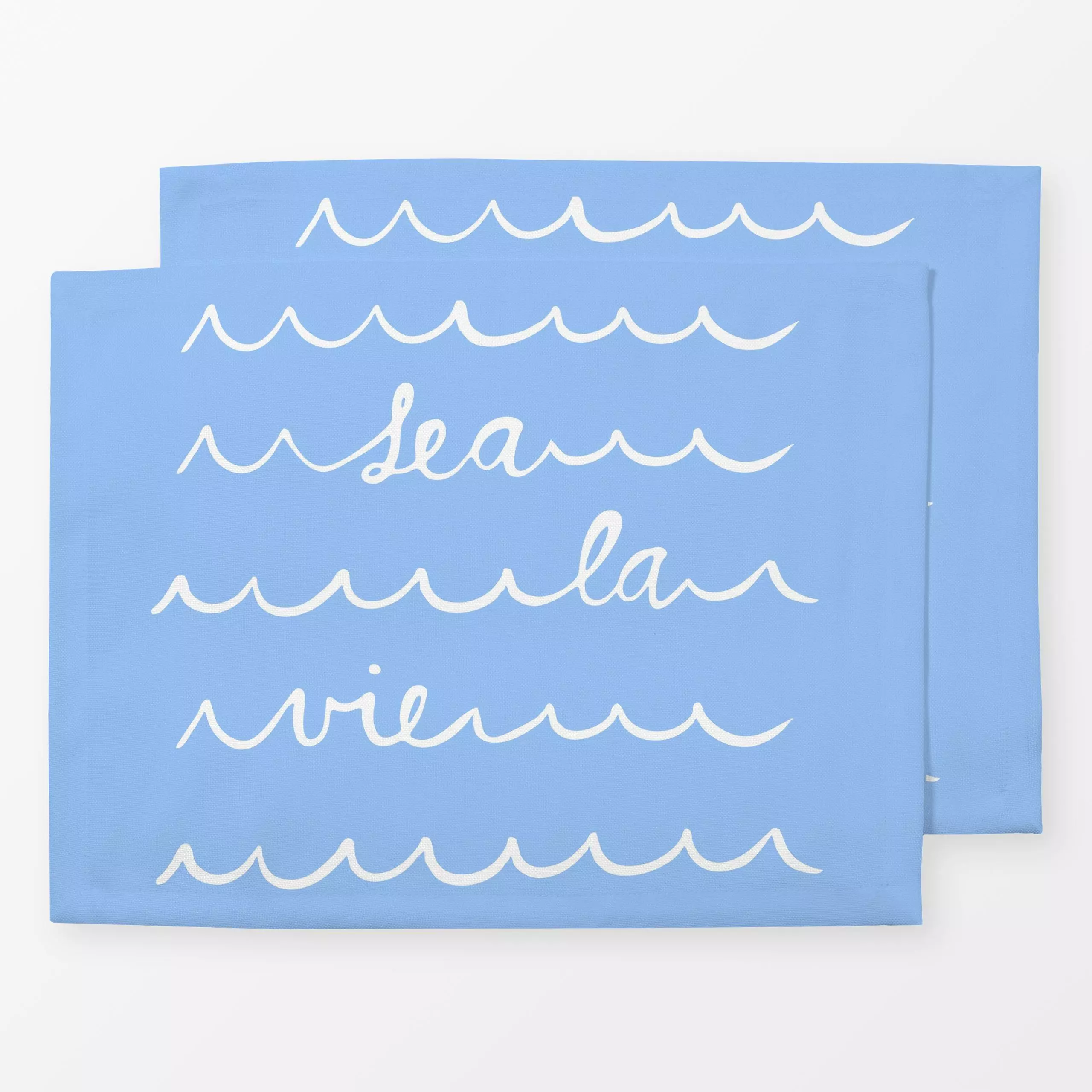 Tischset Sea la vie - Sommer, Sprüche & Schriftzüge - von „moDeern Design Studio"; Meer, Hygge, Urlaub, wellen, typografie, ...