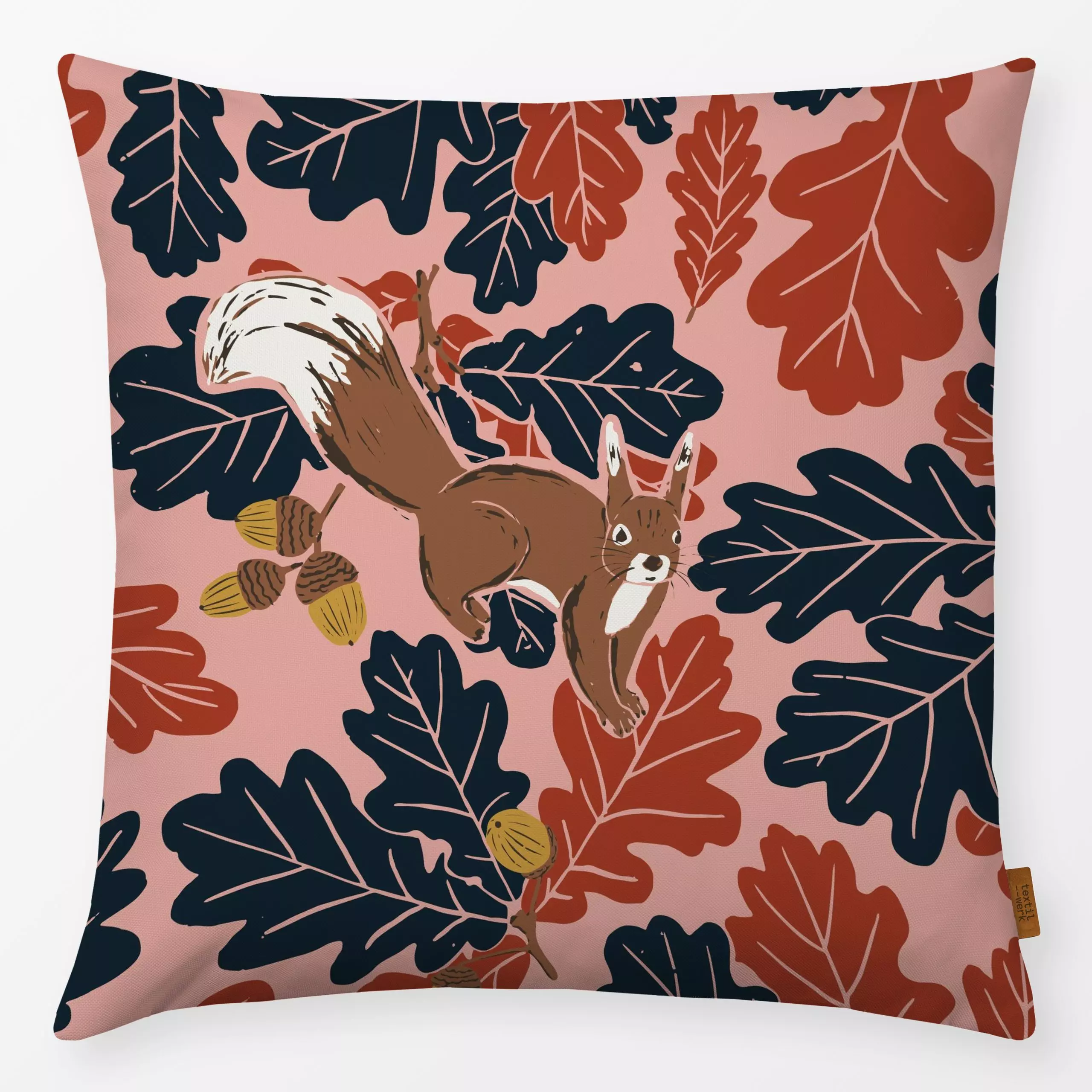 Kissen Acorn Collectors coral - Herbst, Tiere - von „moDeern Design Studio"; Blätter, Laub, Eichhörnchen, Herbst, Herbstdeko...