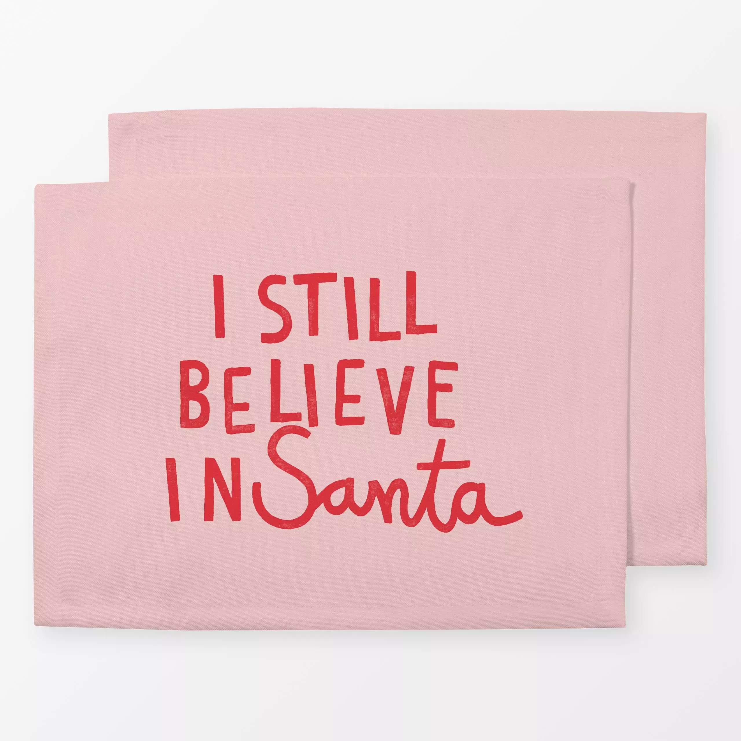 Tischset I Still Believe In Santa rosa - Sprüche & Schriftzüge, Weihnachten, Winter - von „Studio Kesse"; Merry Christmas, W...