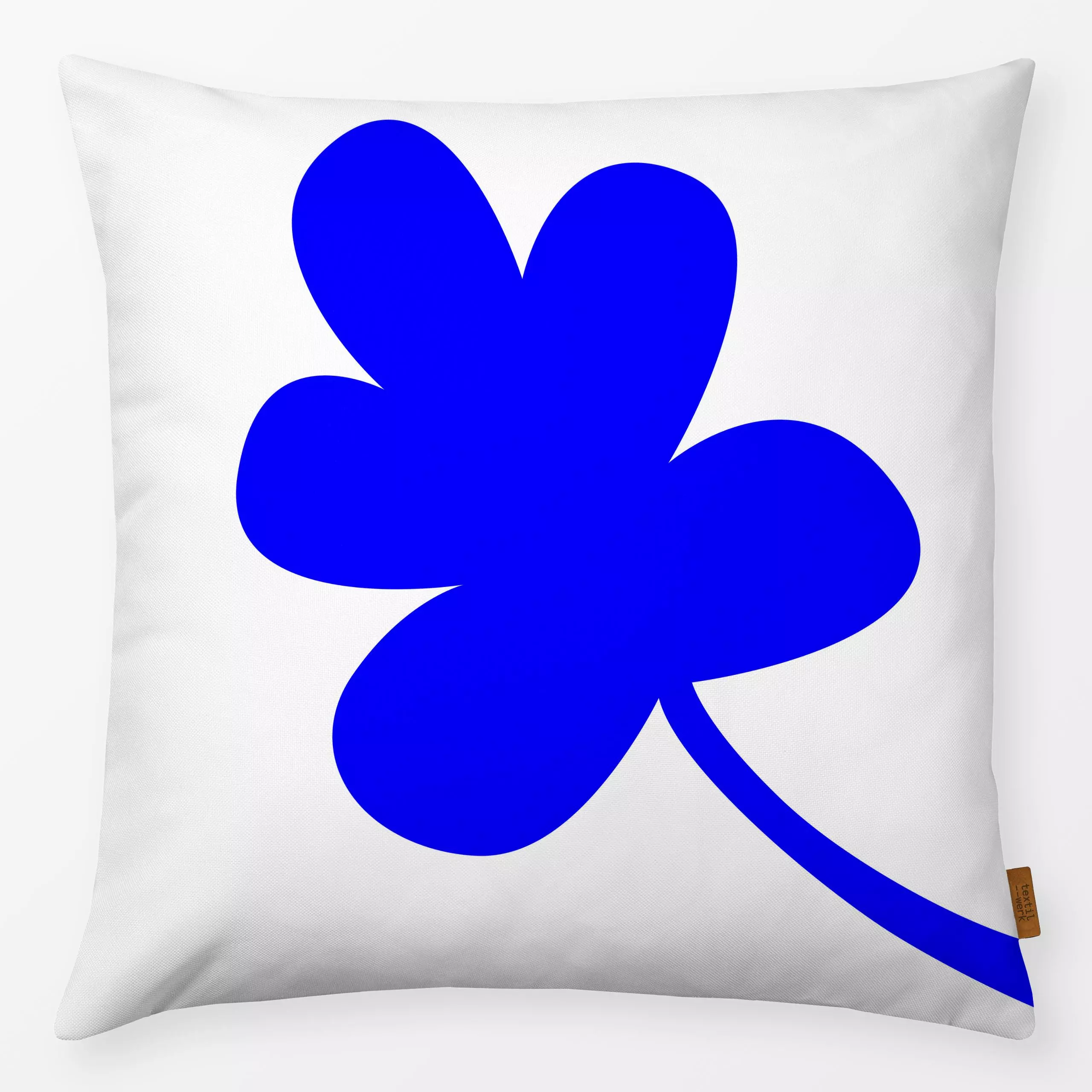 Kissen Blaues Blatt - Sommer, Symbole & Muster - von „Kerstin Ax"; Blatt, Blüten, Sommer, blau, Weiss