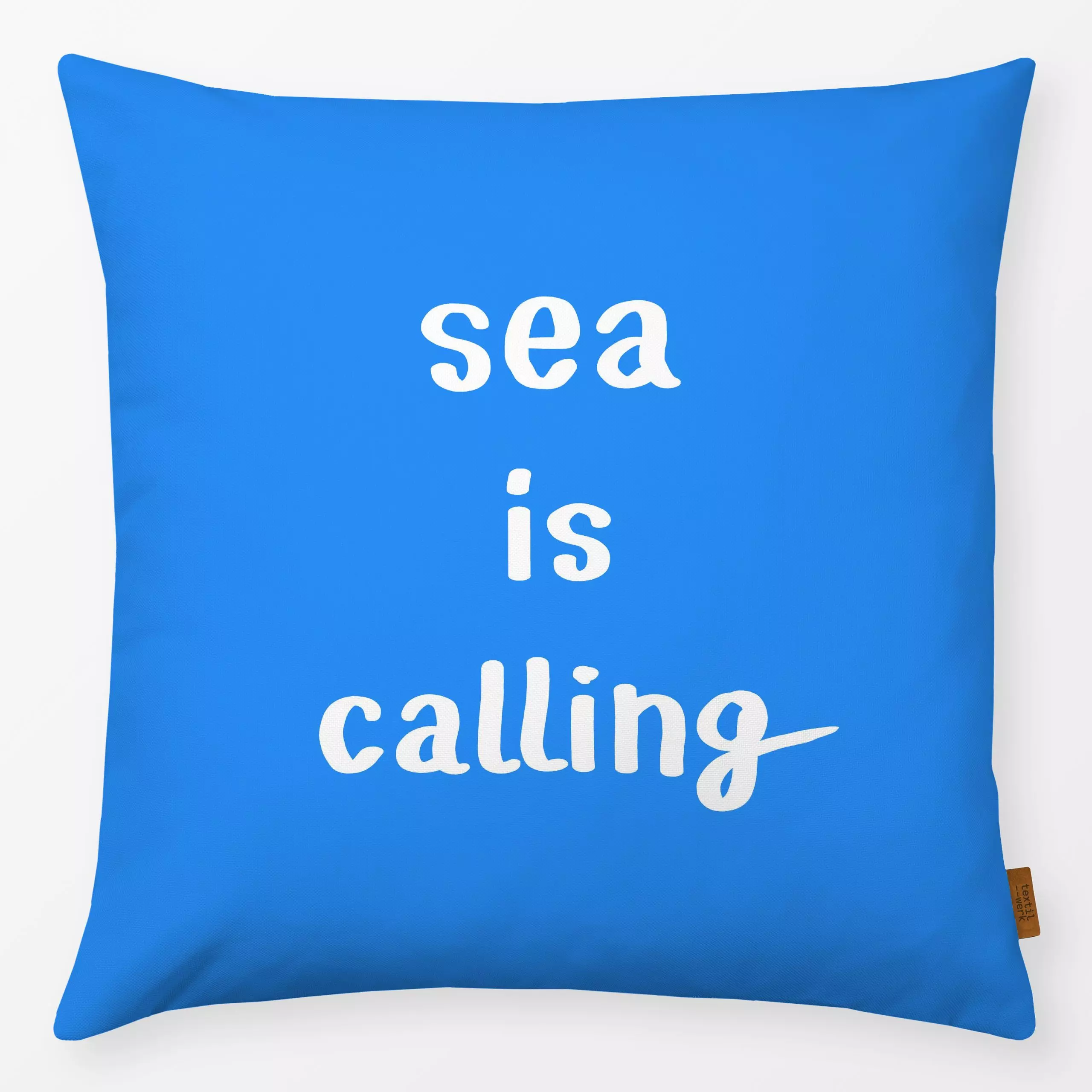 Kissen Sea Is Calling Weiß Azurblau - Sommer, Sprüche & Schriftzüge - von „Alisa Knöß"; Meer, maritim, outdoor, Gartendeko, ...