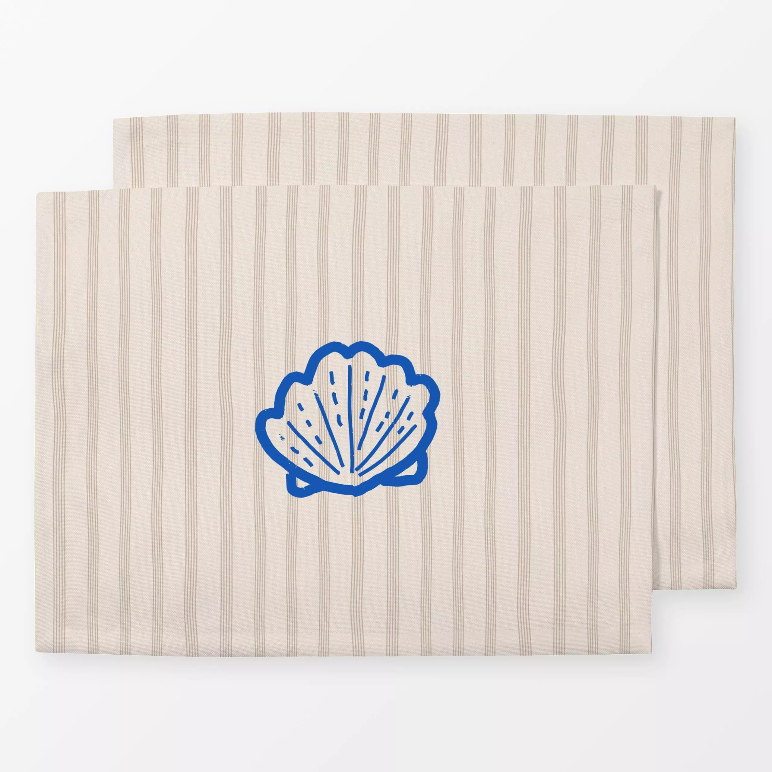 Tischset One Shell Blue - Natur & Landschaft, Sommer - von „Kruth Design"; Streifen, Sommerblumen, Meer, beige, Sommer, blau...