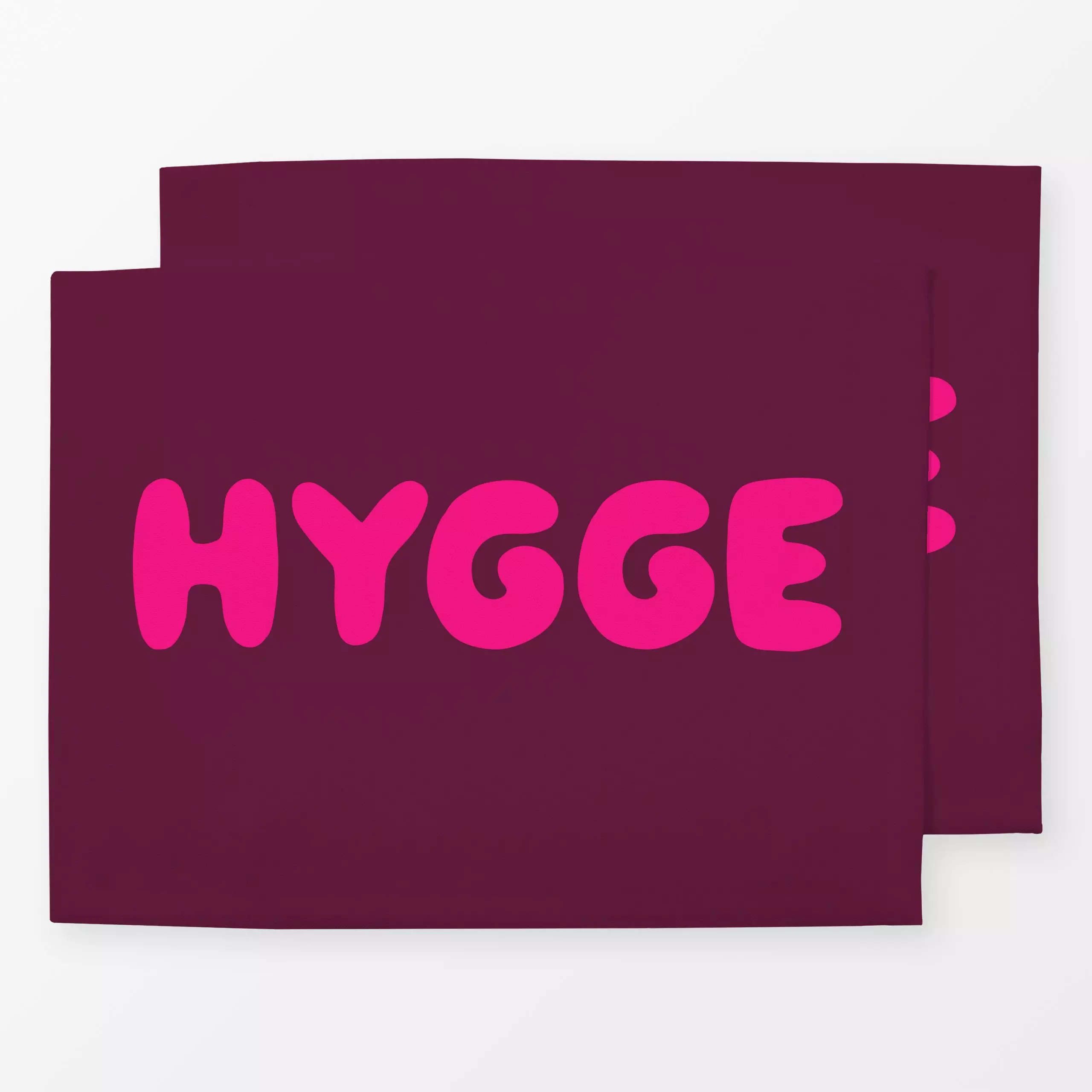 Tischset Hygge pink weinrot - Herbst, Sprüche & Schriftzüge, Winter - von „Studio Kesse"; Hygge, Winter, Herbst, kalt, herbs...