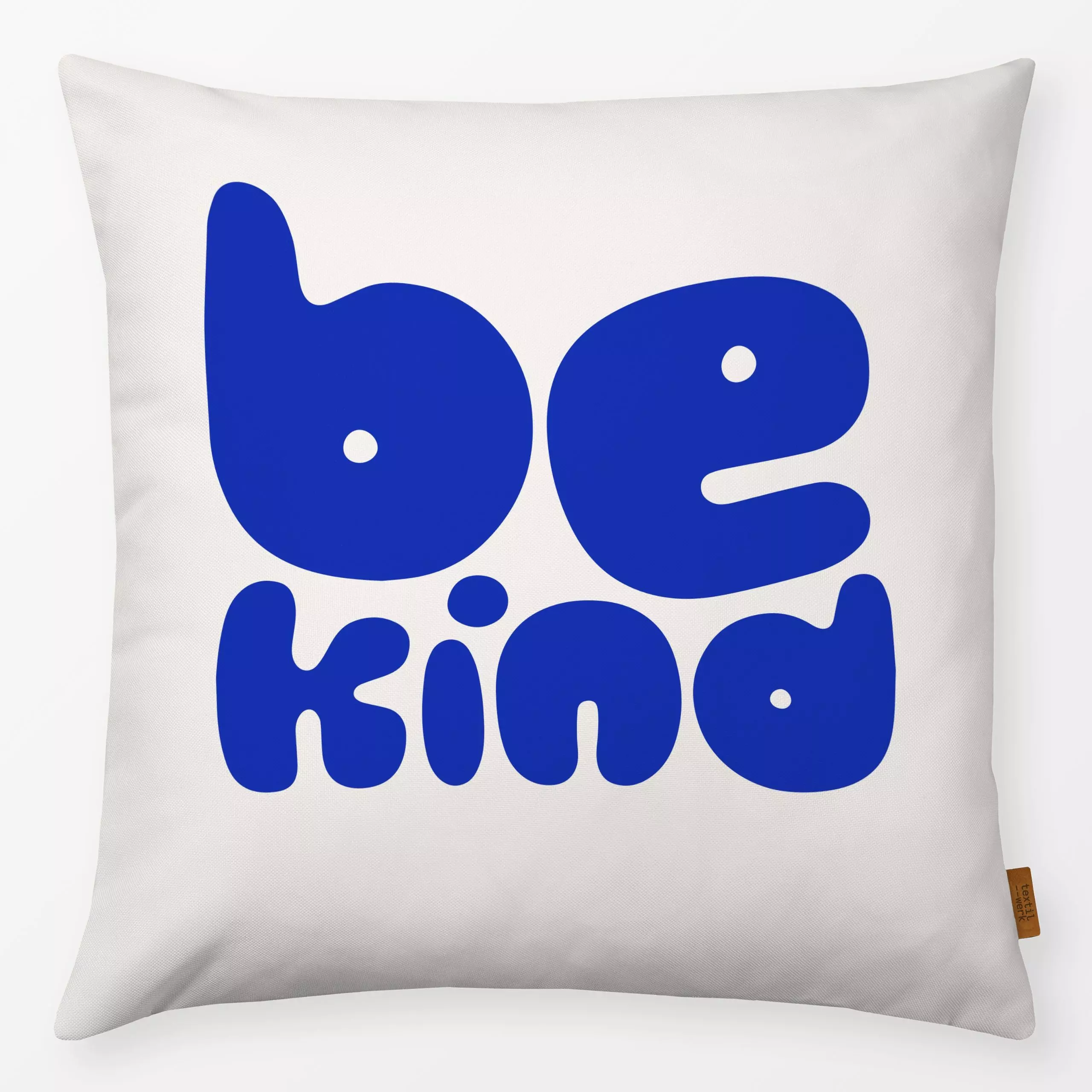 Kissen Be Kind Meeresblau - Sprüche & Schriftzüge - von „textilwerk"; typografie, schrift, schlicht, grafikdesign, typo, sta...