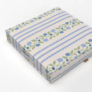 Bodenkissen Blumen und Spitze Weiss Blau