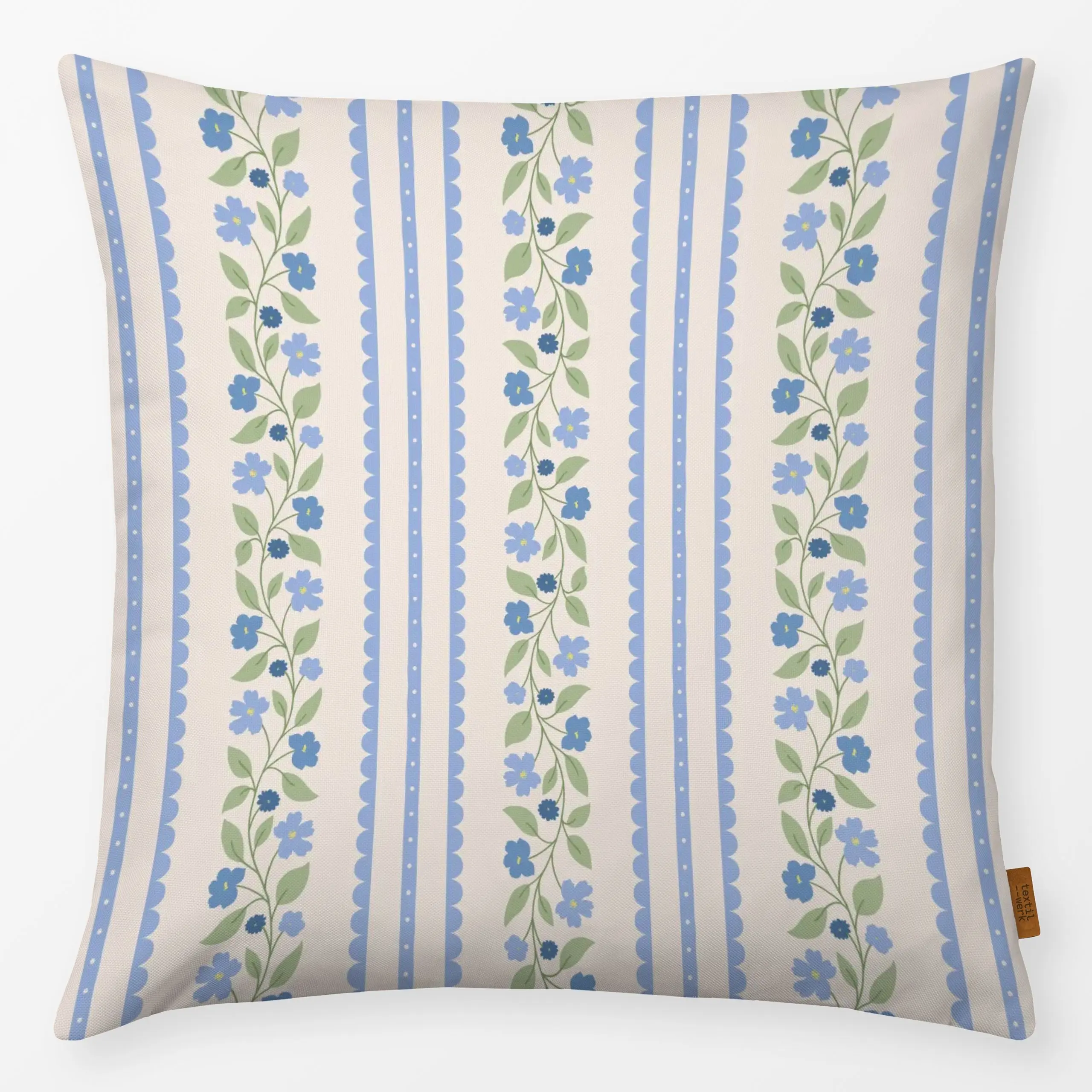Kissen Blumen und Spitze Weiss Blau - Blumen & Florales, Frühling, Sommer - von „DEINKI Studio"; Wildblumen, Sommerblumen, r...
