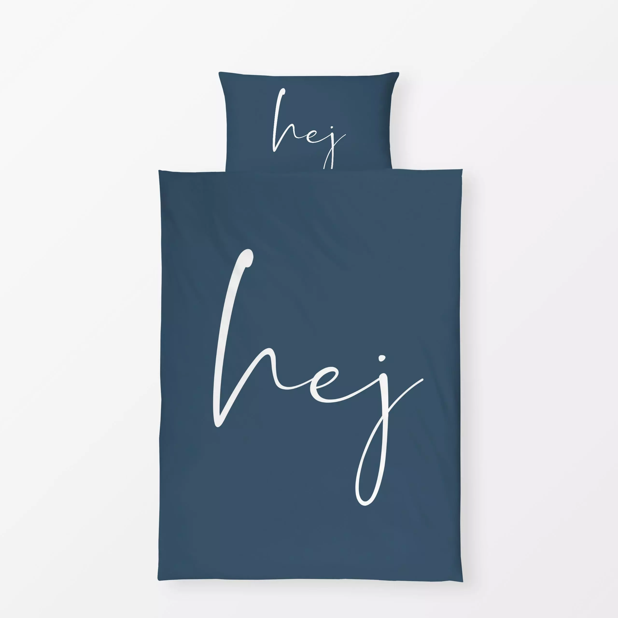 Bettwäsche hej Dunkelblau - Sommer, Sprüche & Schriftzüge, Winter - von „Monika Strigel"; minimal, Hygge, Scandi, spruch, No...