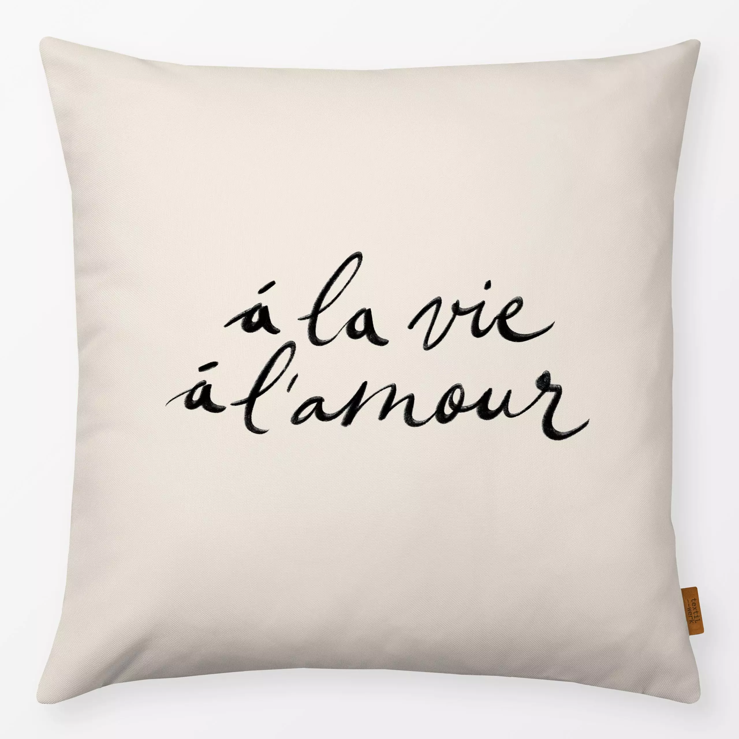 Kissen a la vie a l'amour - Sprüche & Schriftzüge - von „Studio Kesse"; typografie, schrift, Spruchkissen, handgeschrieben, ...
