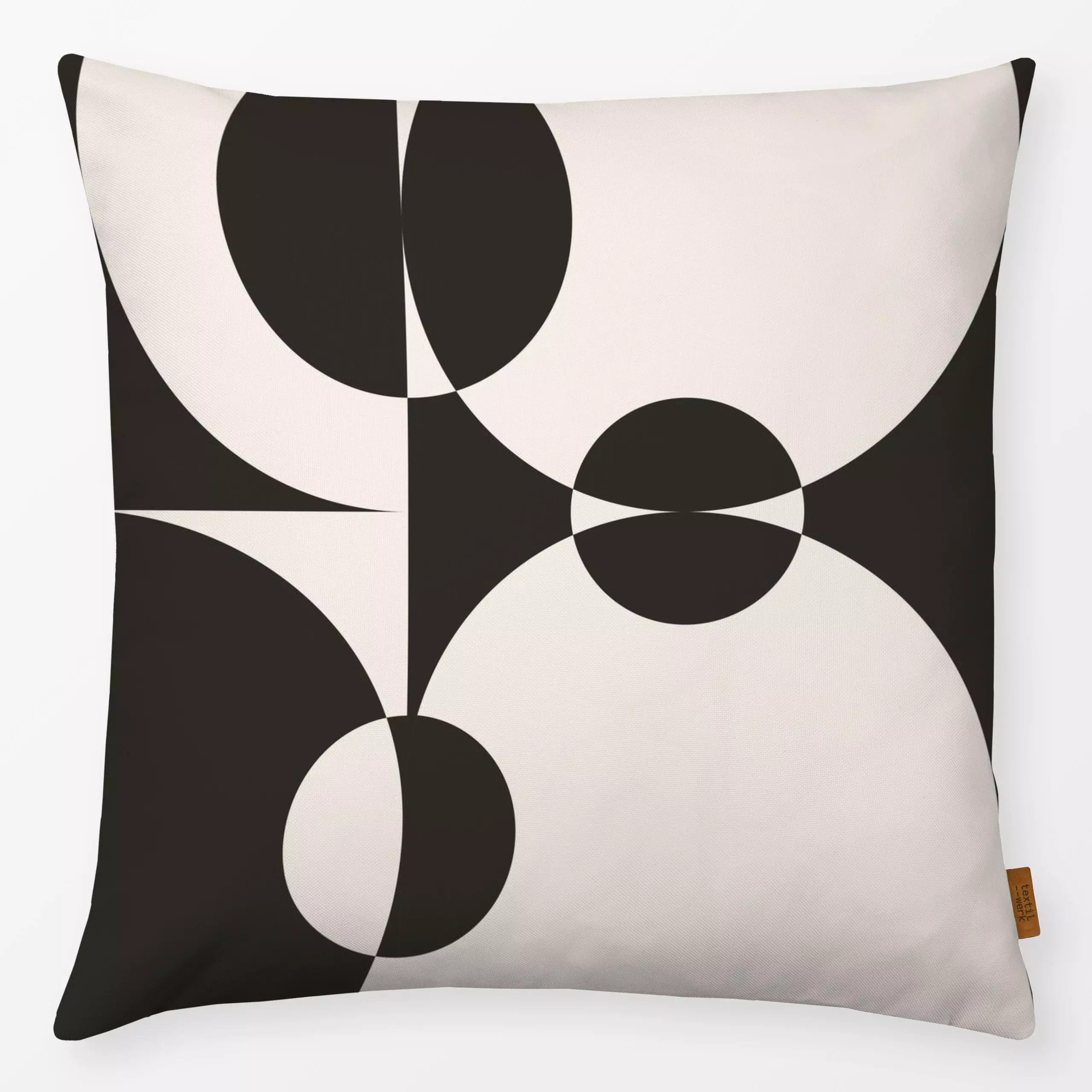 Kissen Geomeform 10 black and white - Symbole & Muster - von „BOUDOIR BOBO"; abstrakt, Geometrisch, beige, formen, Form, bla...