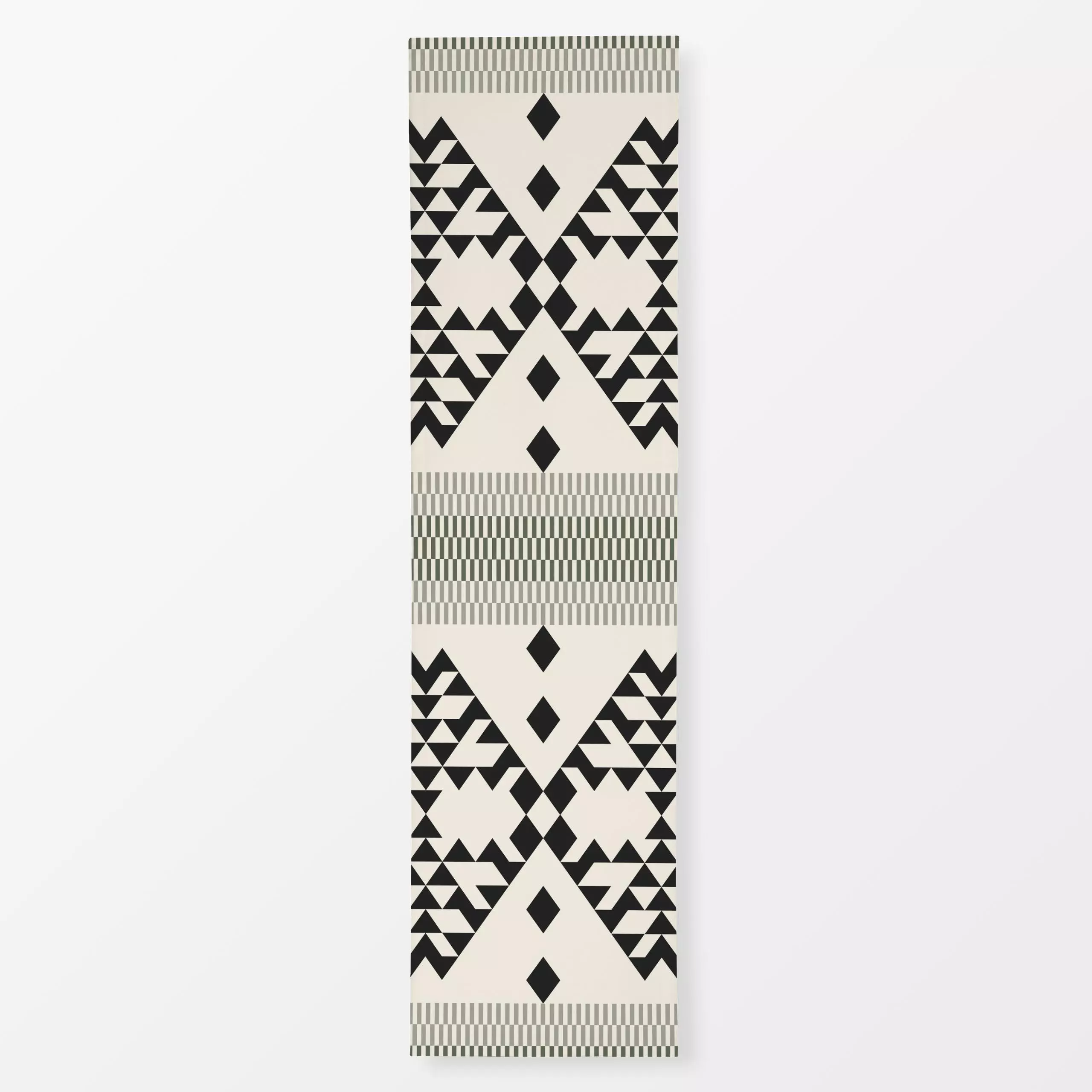 Tischläufer Mediterranean Ethno - Symbole & Muster - von „Eda Şahin"; Muster, beige, grafisch, Ethno, Dreieck, mediterranean