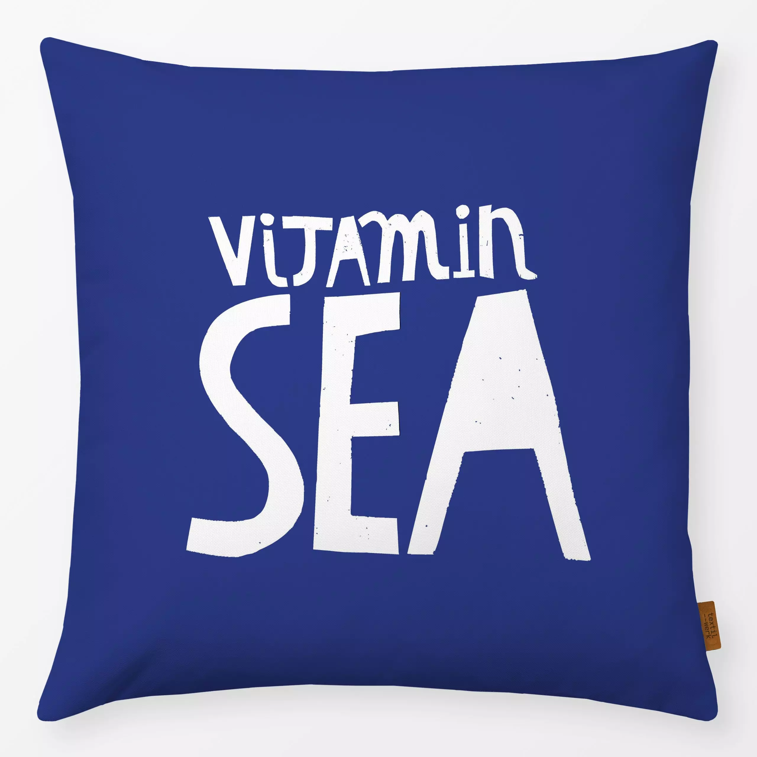 Kissen Vitamin Sea - Sommer, Sprüche & Schriftzüge - von „Kerstin Ax"; Ozean, Meer, Sommer, blau, typografie, Weiss, Handlet...