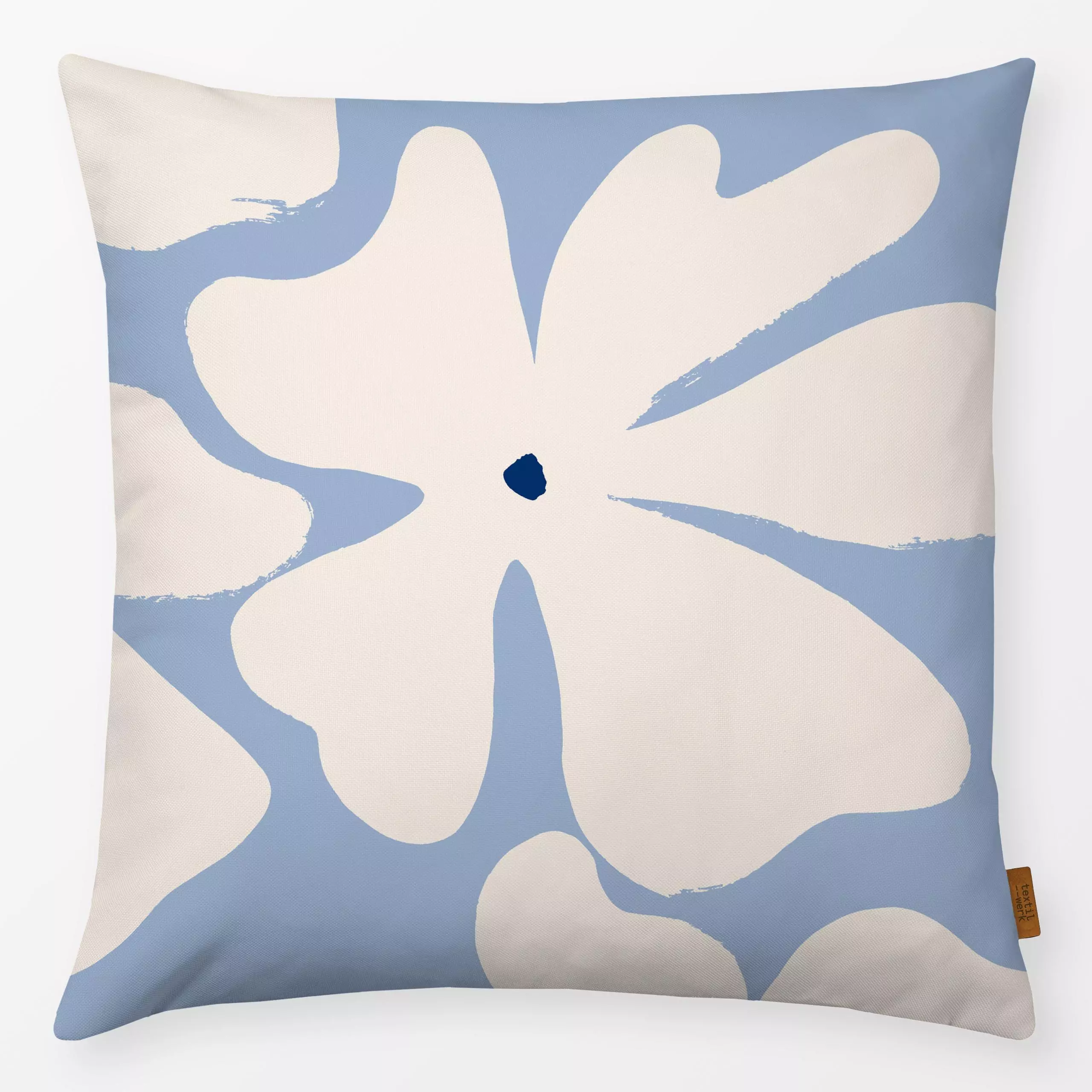 Kissen Flores cielo - Blumen & Florales, Sommer - von „Julia Schumacher"; Blaugrau, Sommerblumen, malerisch, floral, Weiss, ...