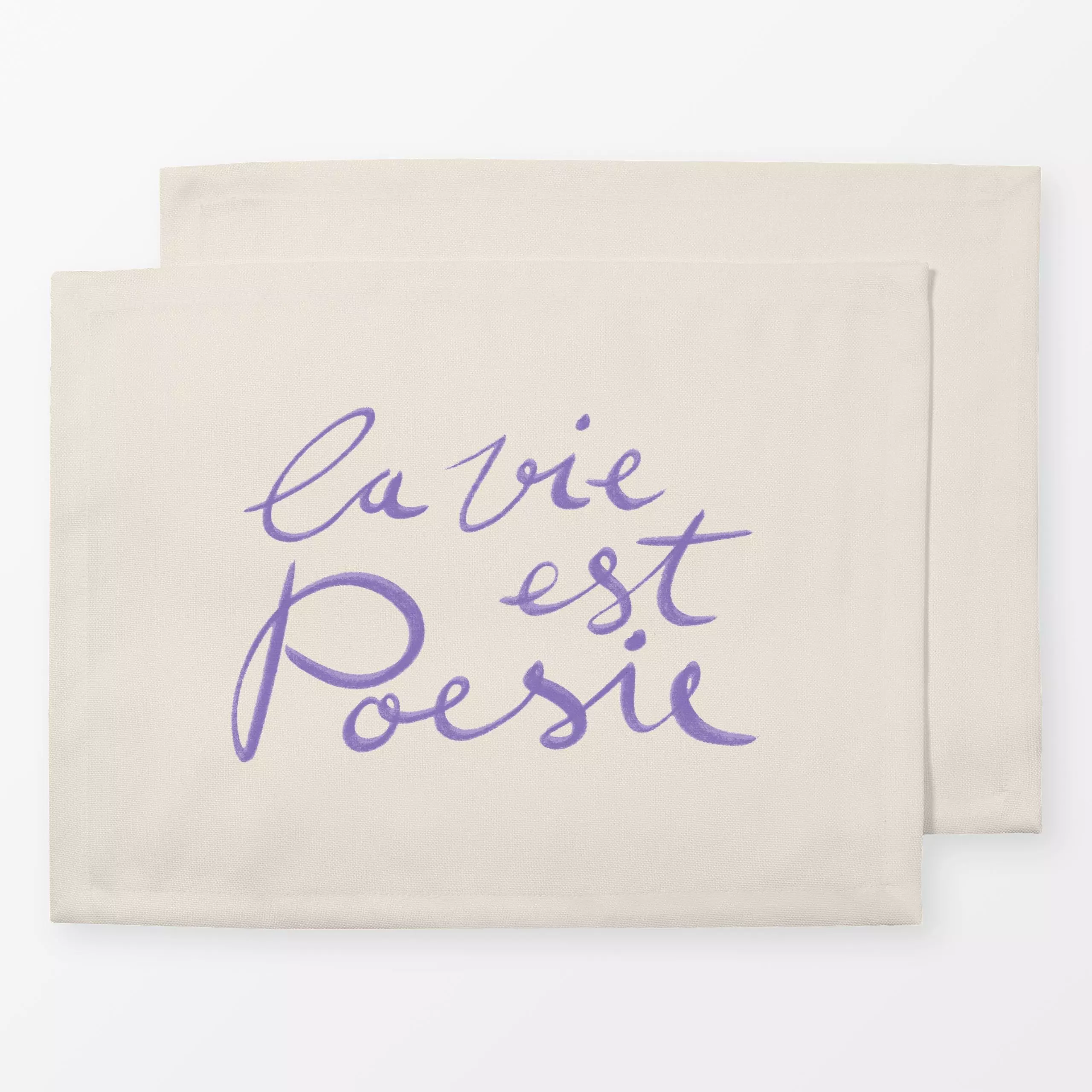 Tischset la vie est poesie flieder - Sprüche & Schriftzüge - von „Studio Kesse"; typografie, schrift, Spruchkissen, handgesc...