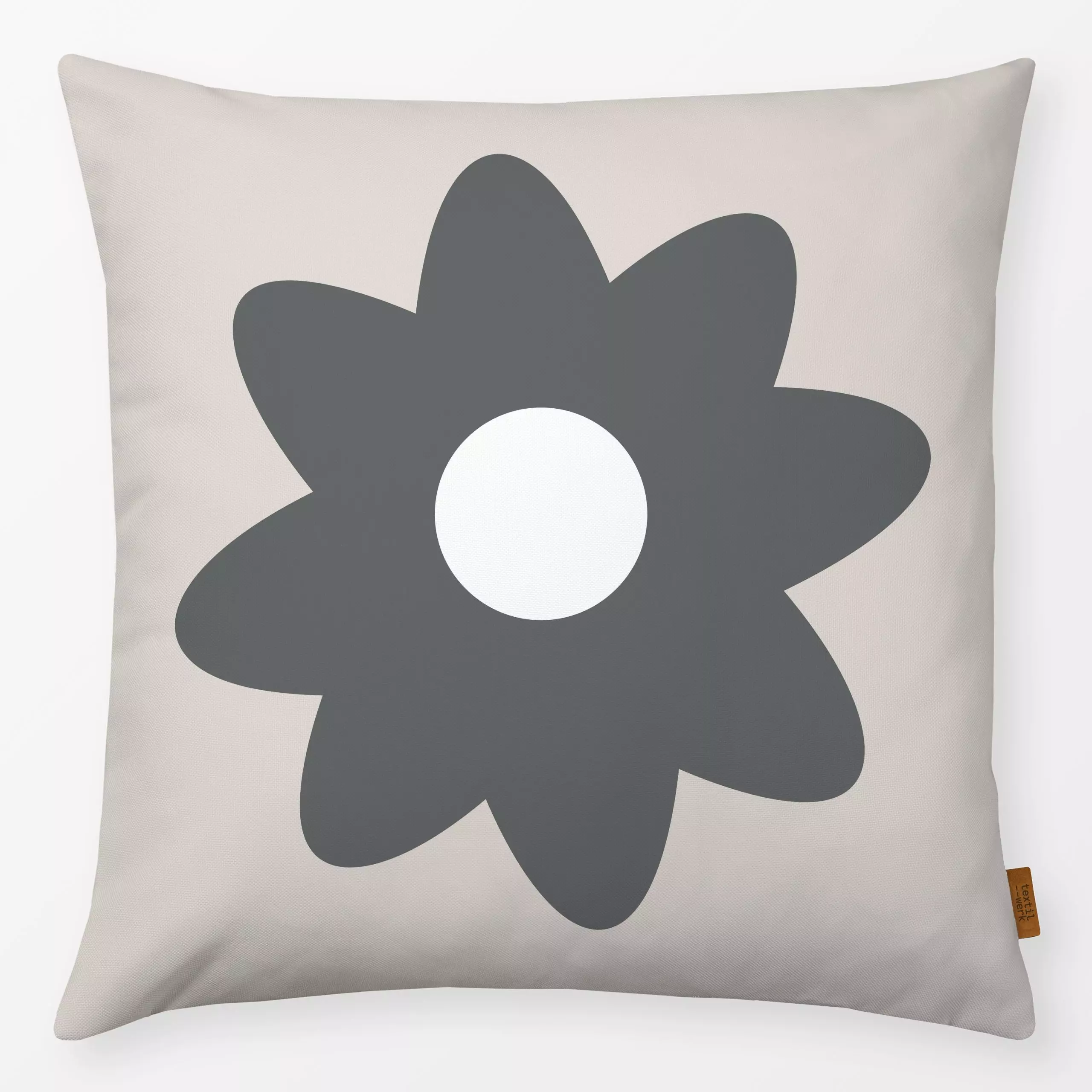 Kissen Große Graue Blume Auf Beige - Frühling, Symbole & Muster, Anlässe, Ostern - von „Alisa Knöß"; skandinavisch, geschenk...