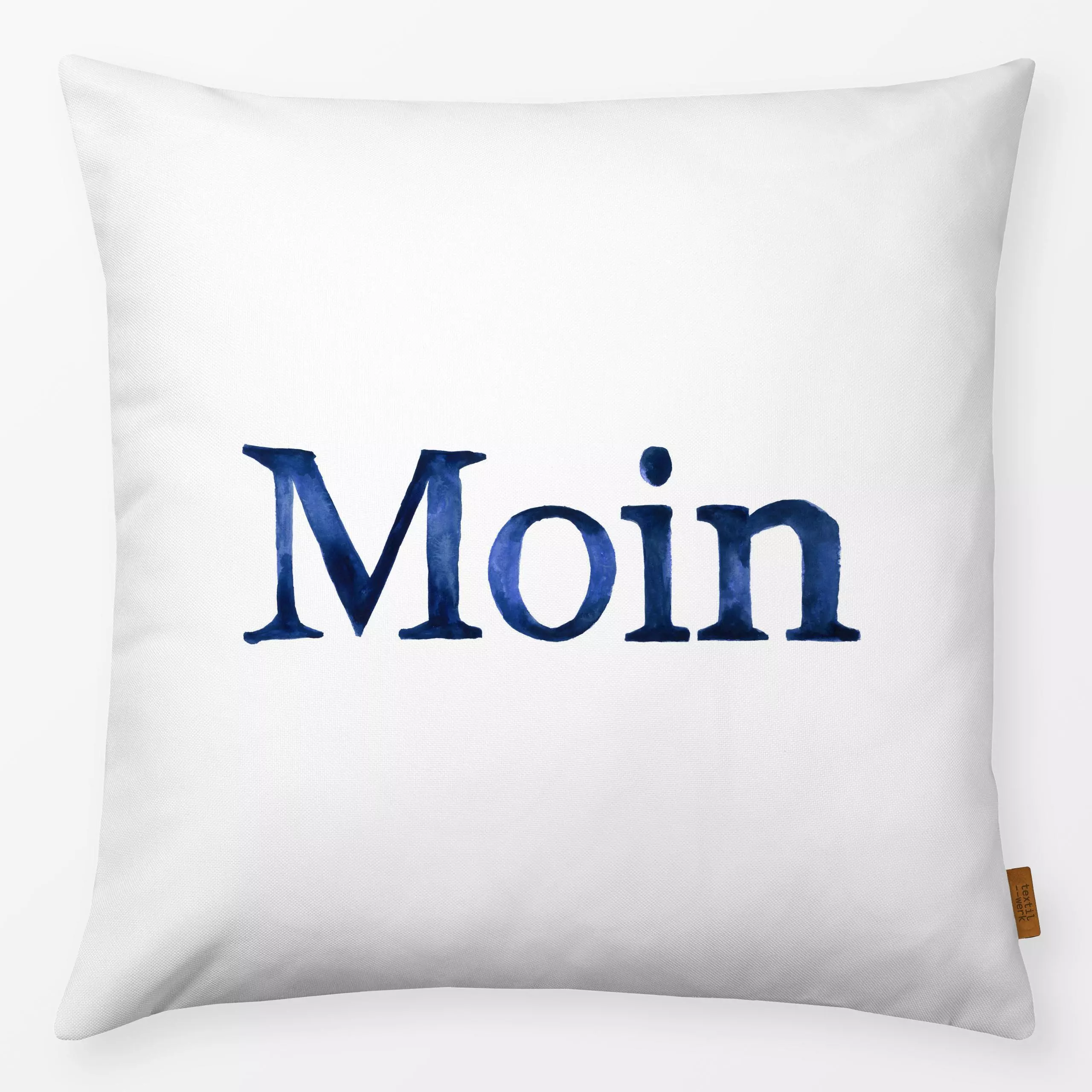 Kissen Moin blau - Sprüche & Schriftzüge, Reise - von „Janna Schipper"; blau, text, typografie, maritim, schrift, dunkelblau...
