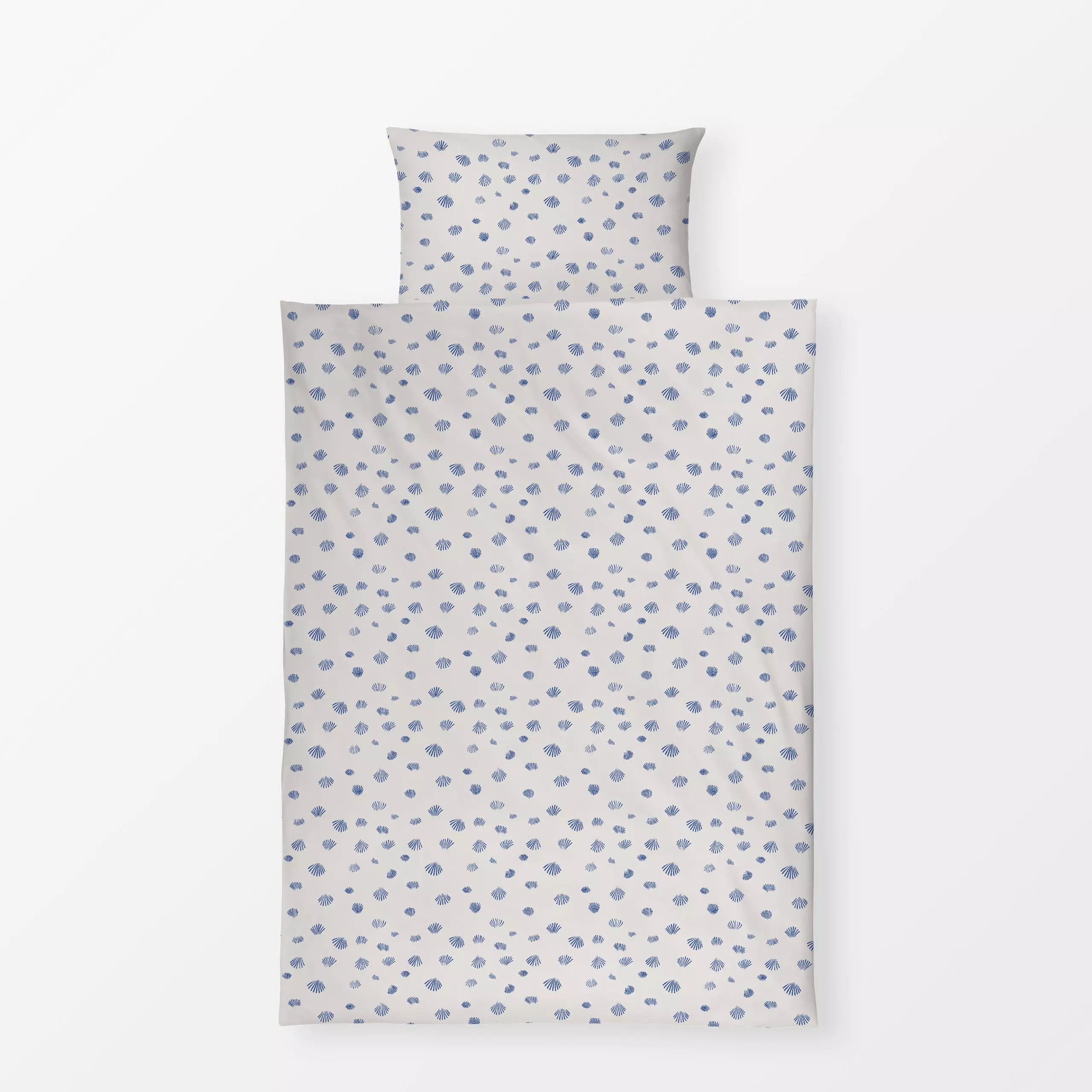 Bettwäsche Muschel Spuren Blau - Natur & Landschaft, Sommer, Symbole & Muster - von „textilwerk x hejmelig"; blau, Muscheln,...
