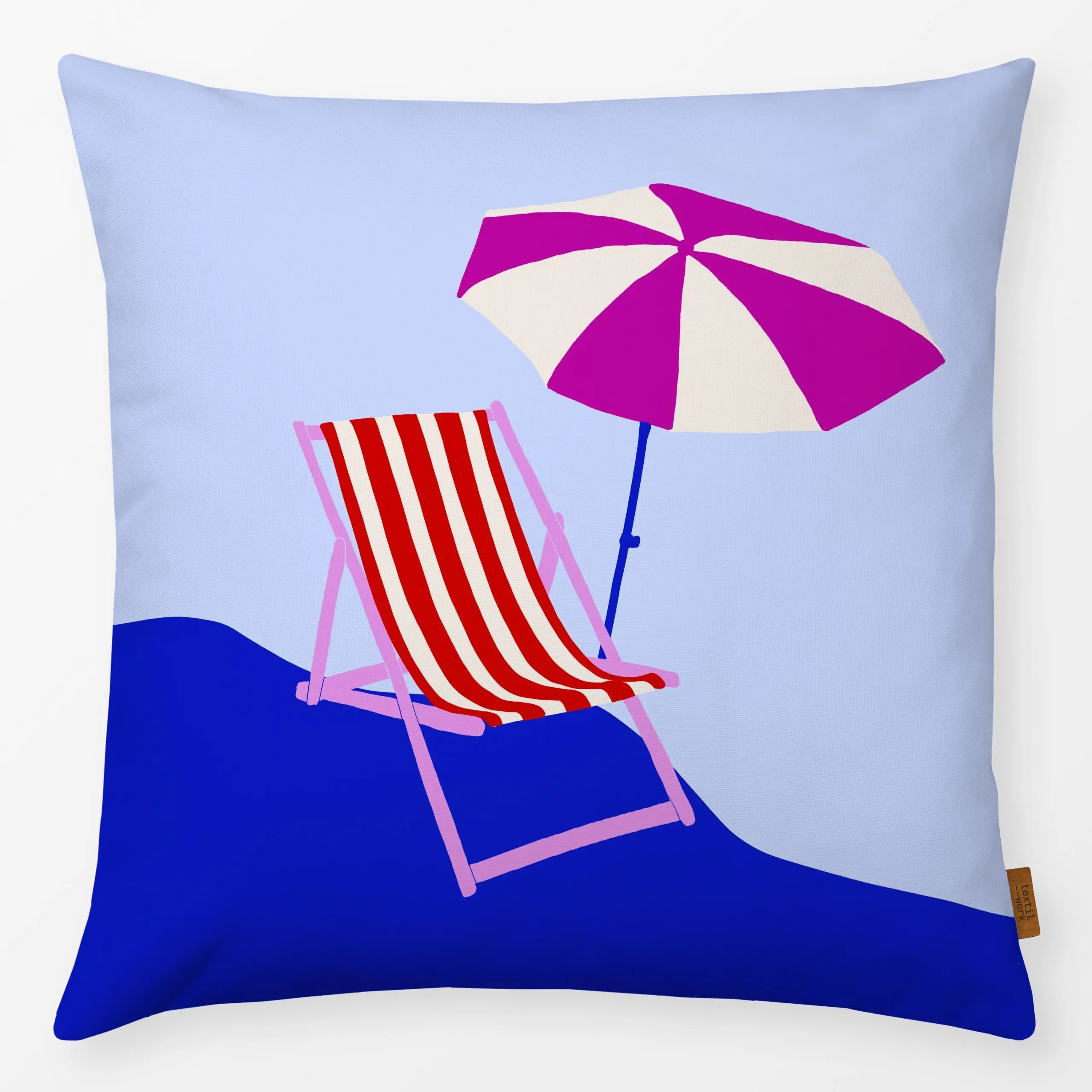 Kissen Liegestuhl Strand Blau - Sommer - von „Sophie Augustin Illustration"; Meer, Strand, Sommer, pool, Sonnenschirm, liege...