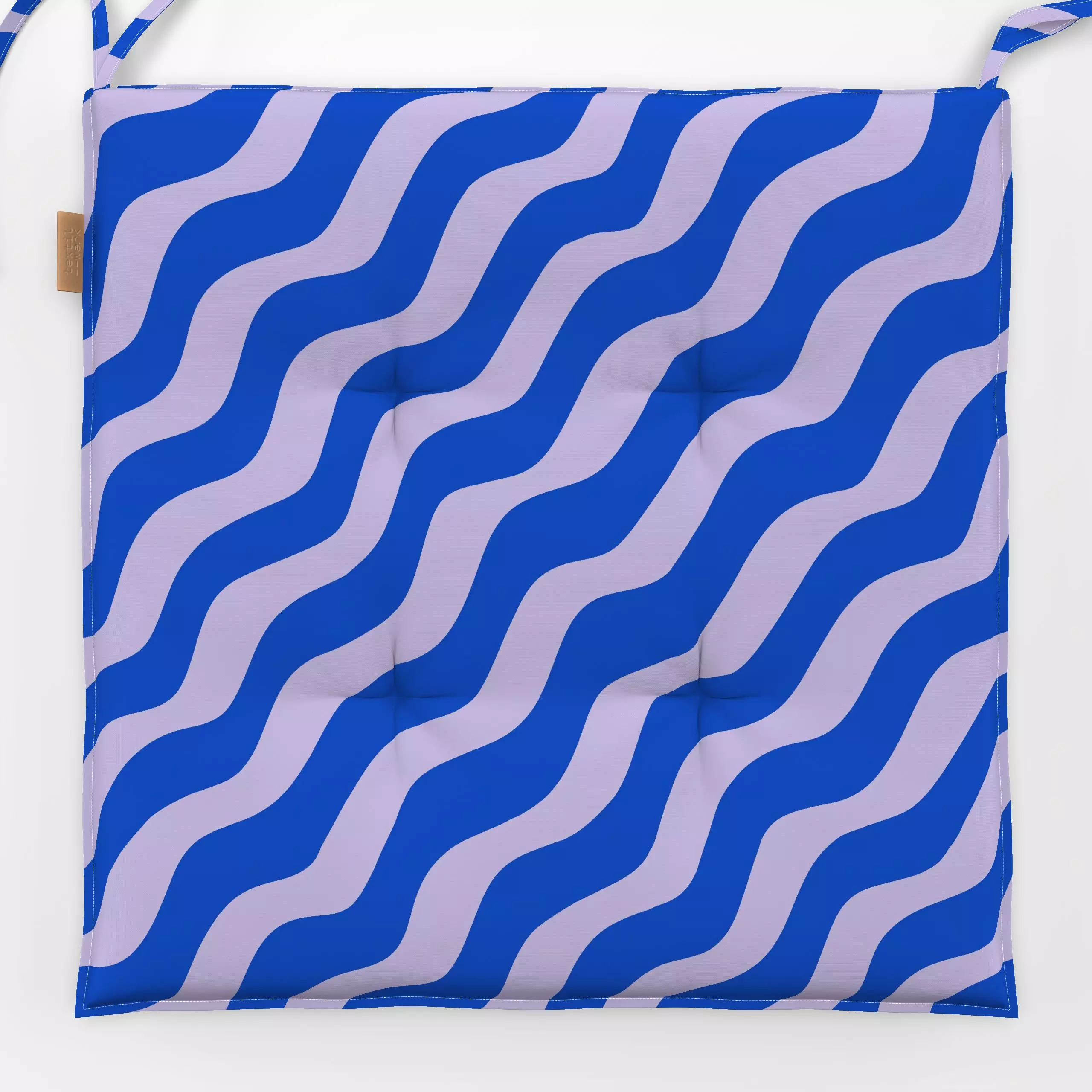 Sitzkissen Wellen Diagonal Blau Flieder - Symbole & Muster - von „Studio Kesse"; Linien, Streifen, Sommer, blau, wellen, dia...