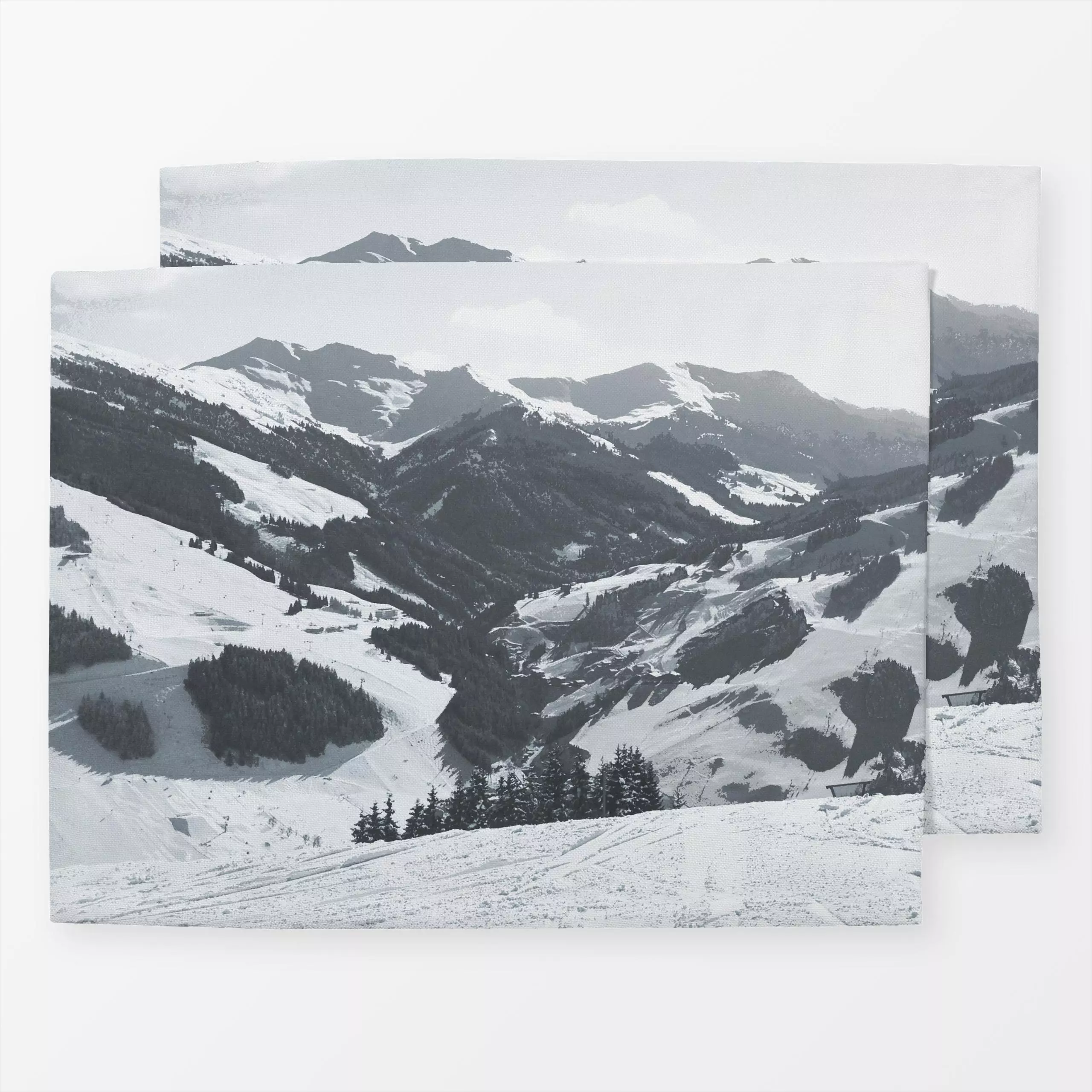 Tischset Bergblick schwarz-weiß - Natur & Landschaft, Winter - von „Alisa Knöß"; Berge, Ski, Weihnachten, Schnee, Winterwald...