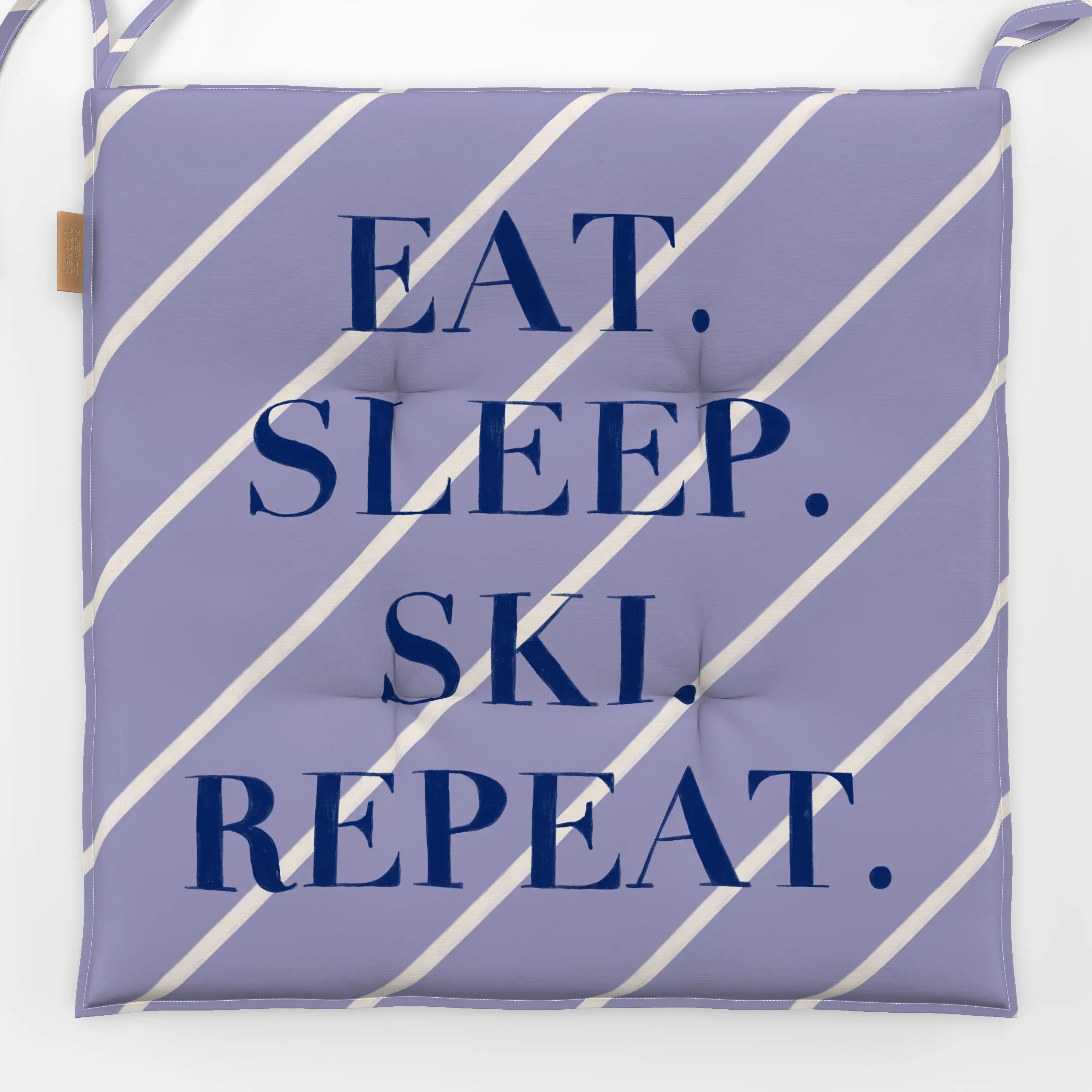 Sitzkissen Eat Sleep Ski Repeat Lila - Sprüche & Schriftzüge, Winter - von „Sophie Augustin Illustration"; Ski, Winter, typo...
