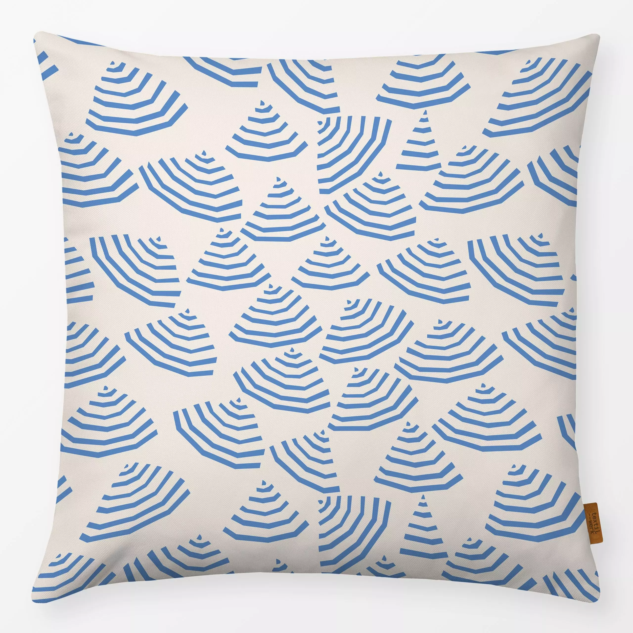 Kissen La Plage bleu - Sommer, Symbole & Muster - von „Jana Driver"; Strand, beige, blau, Sonnenschirm, janadriver, Jardin